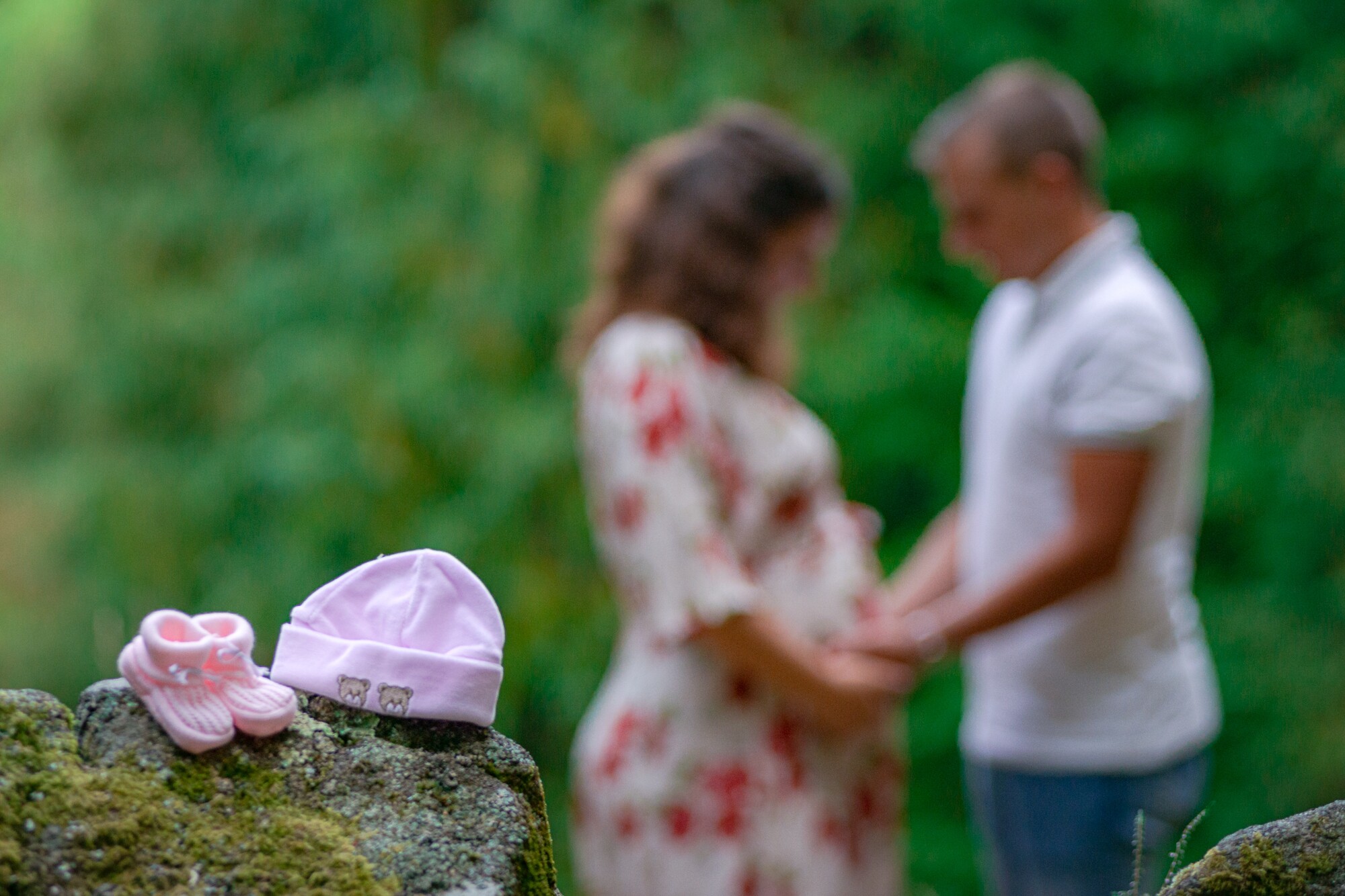 Pormenor das roupinhas da bebê em cima de uma rocha