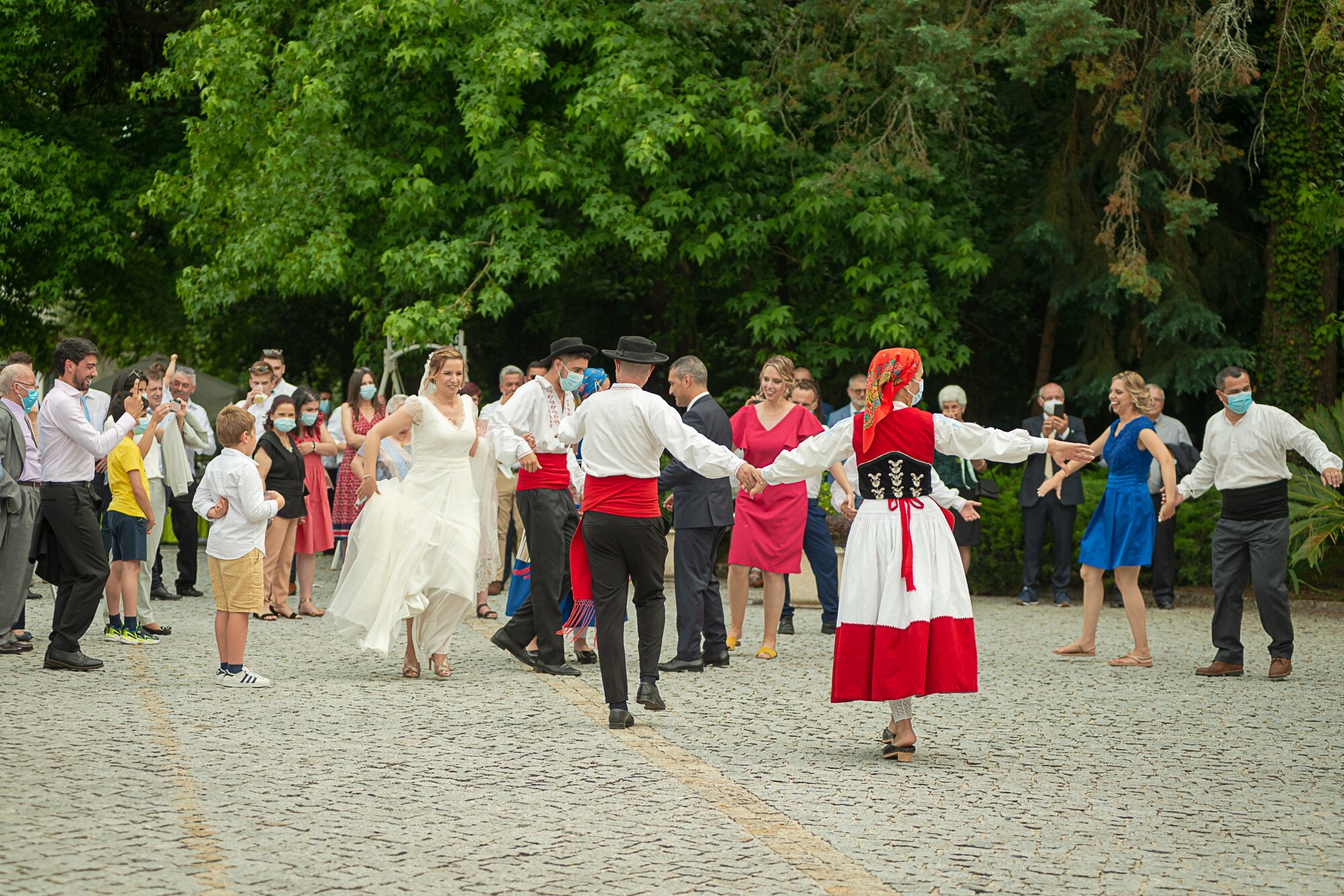 Noiva e os convidados a dançarem