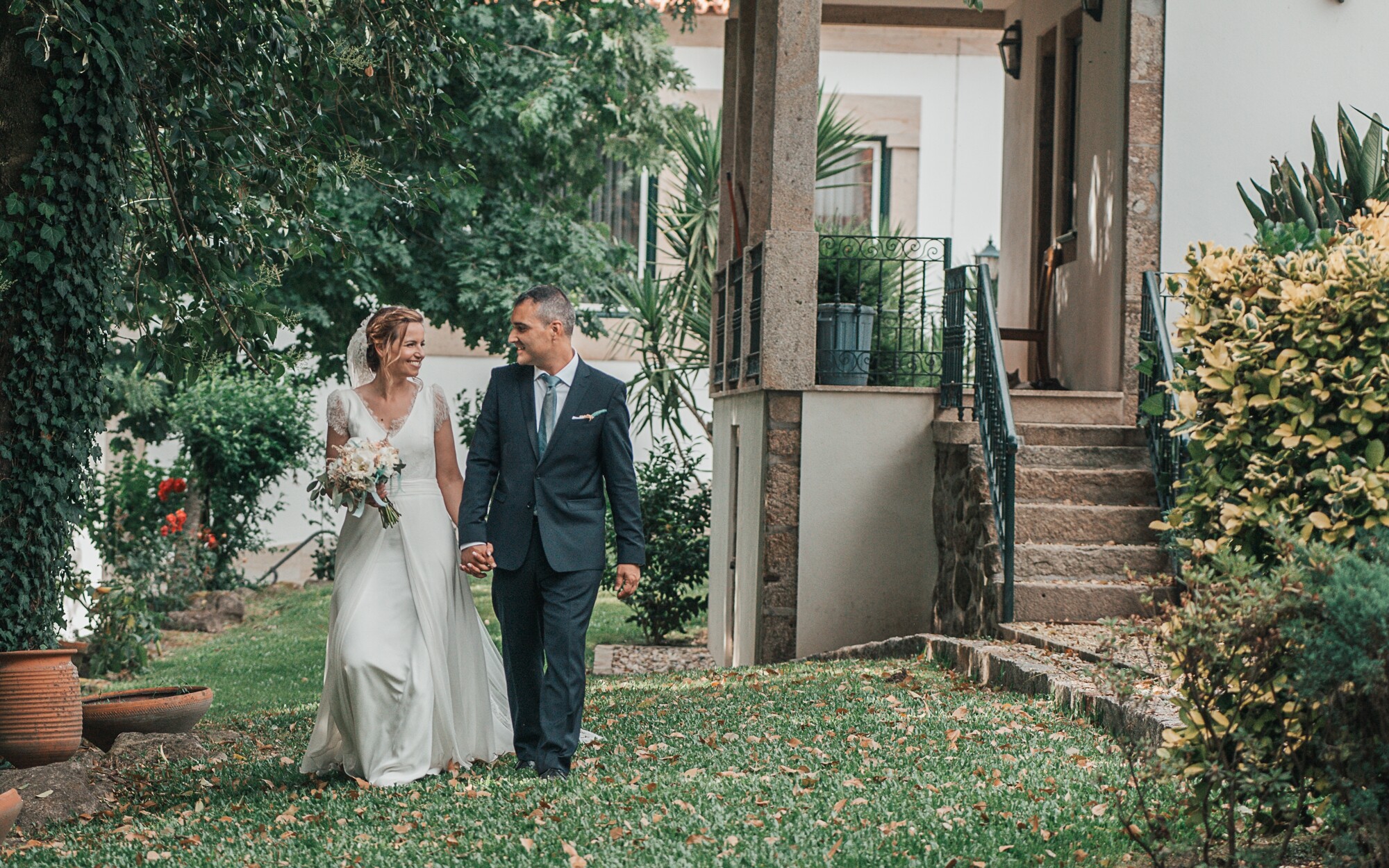 Casal a caminhar na quinta