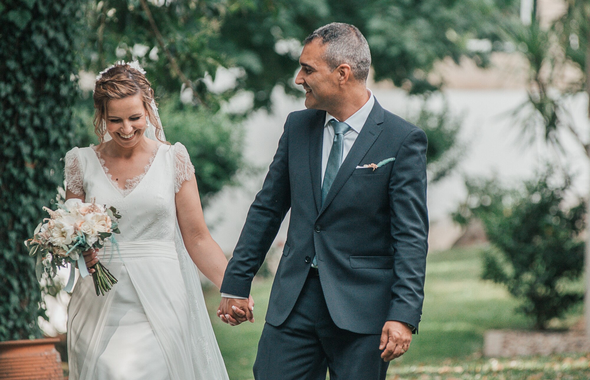 Close up do casal a caminhar pela a quinta