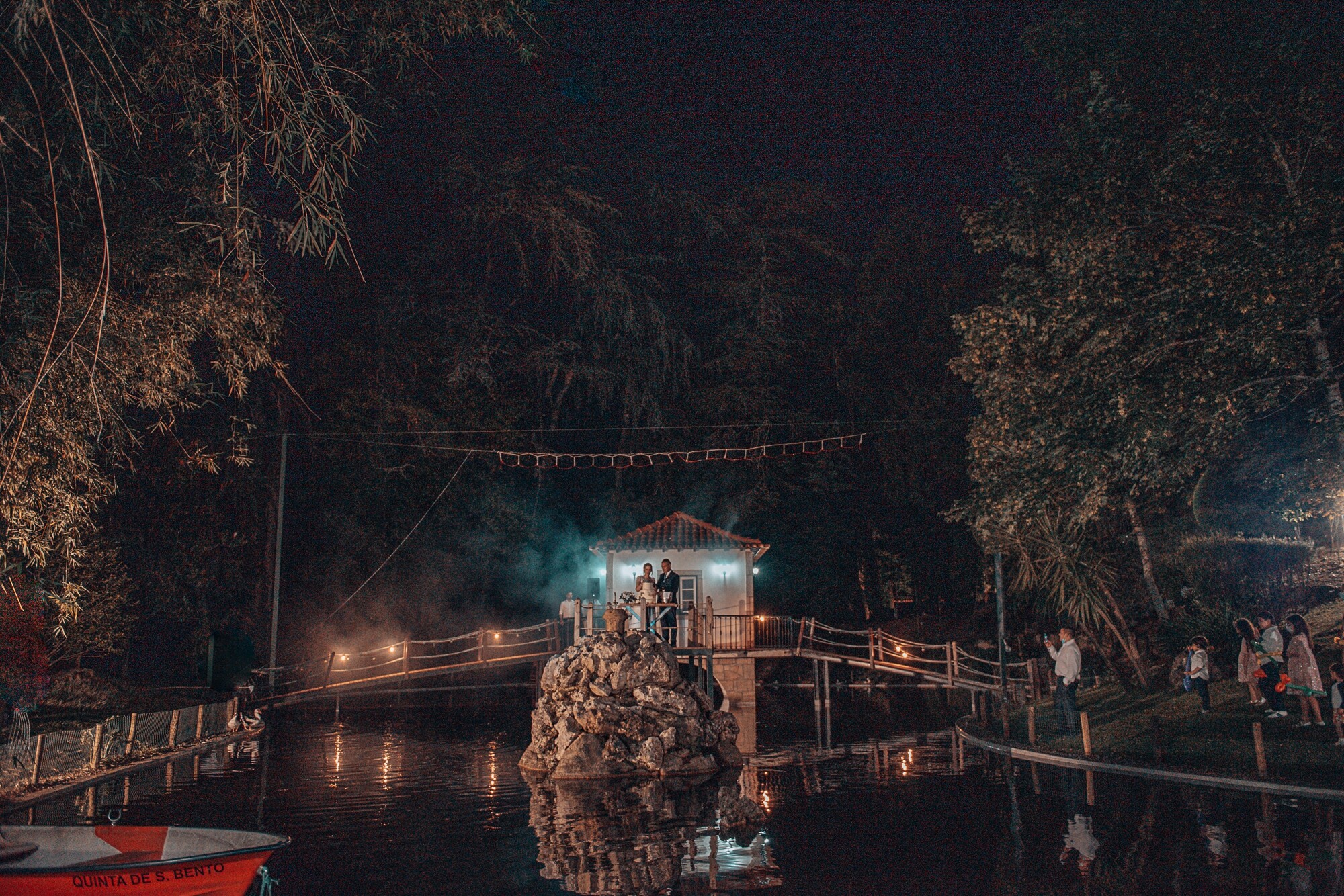 Casal no meio da ponte 