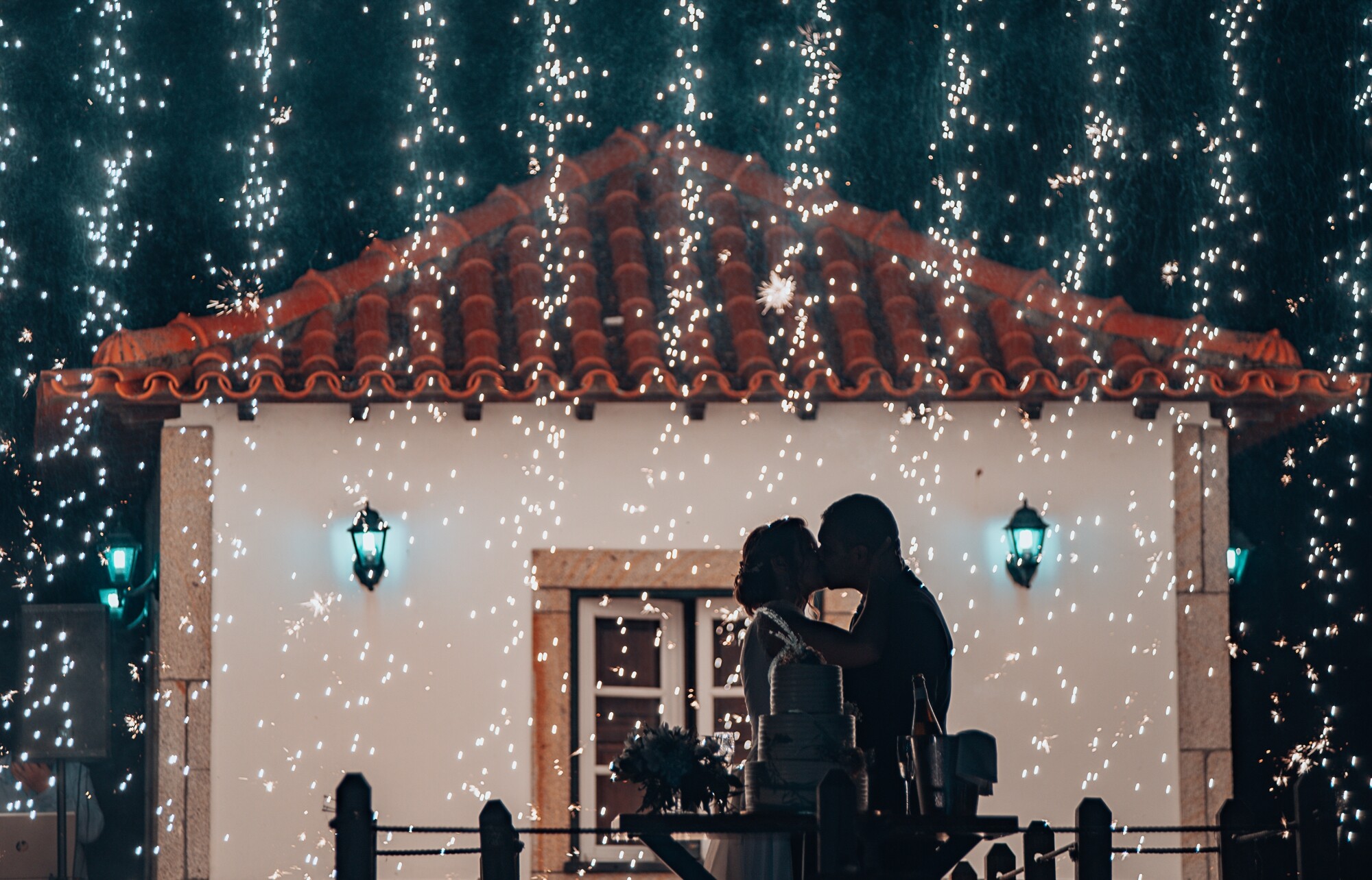 Casal a dar um beijo nos fogos de artifício 