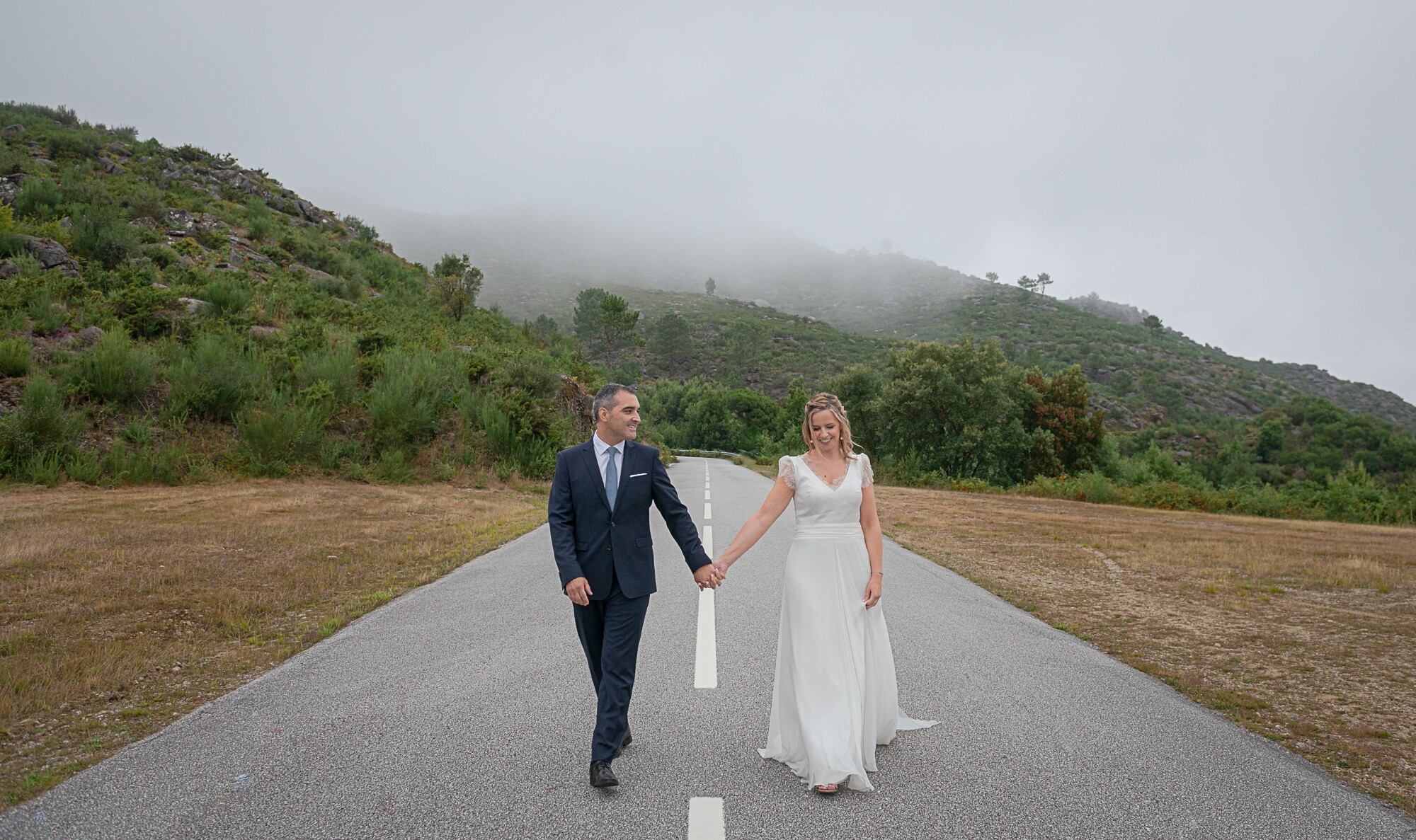 Casal a caminhar de mãos dadas na estrada