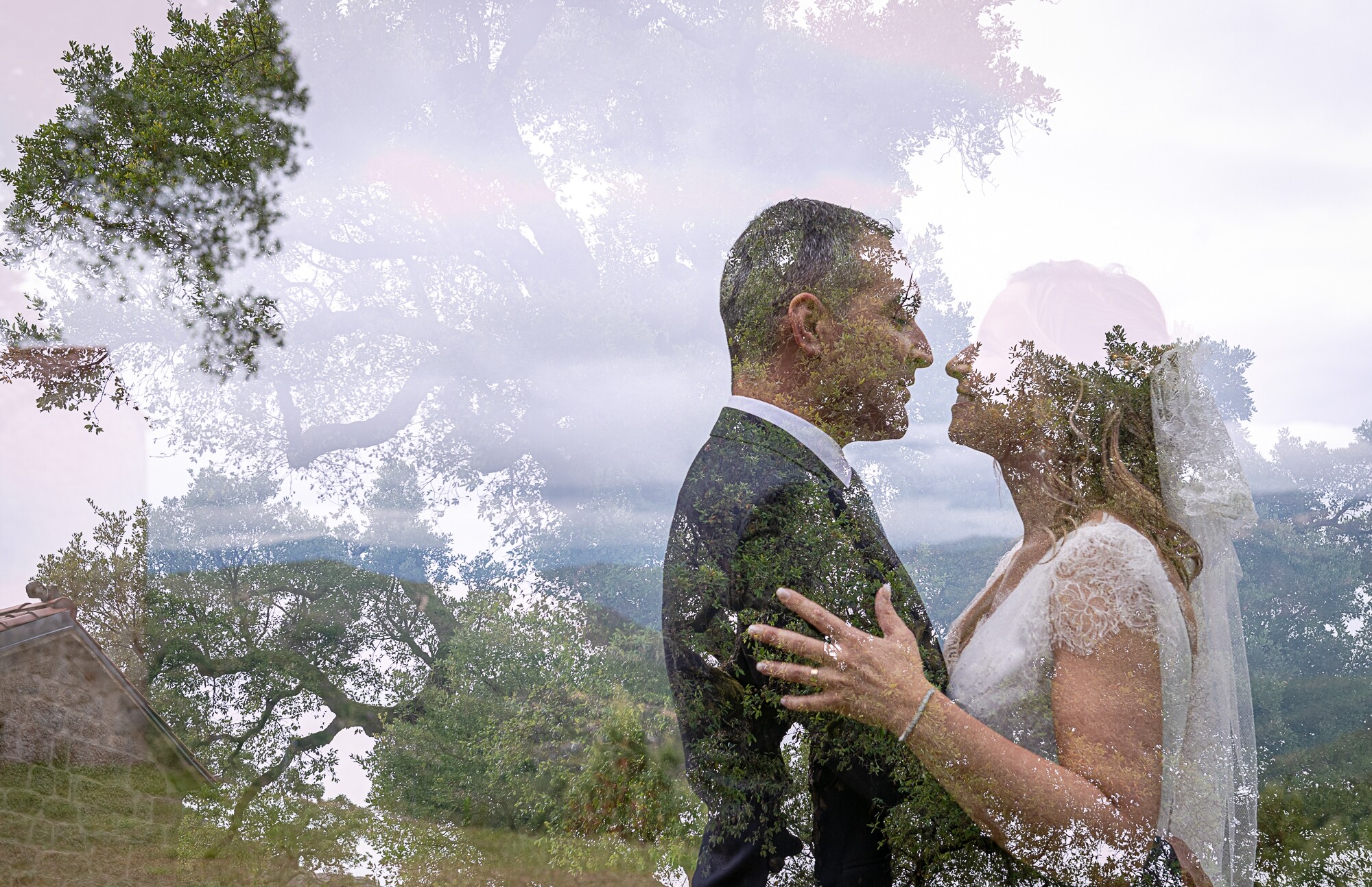 Casal na montanha a olharem um para o outro