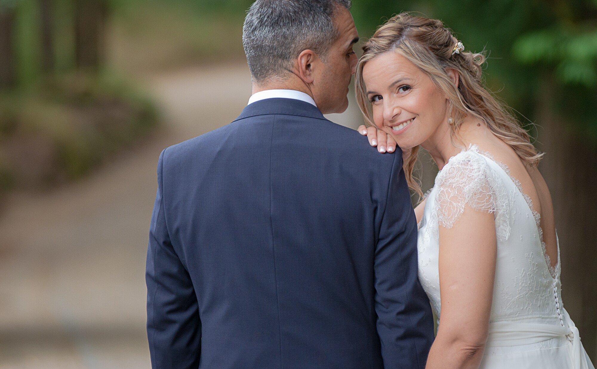 Joana a apoiar-se nas costas do Rui e a olhar para a camara