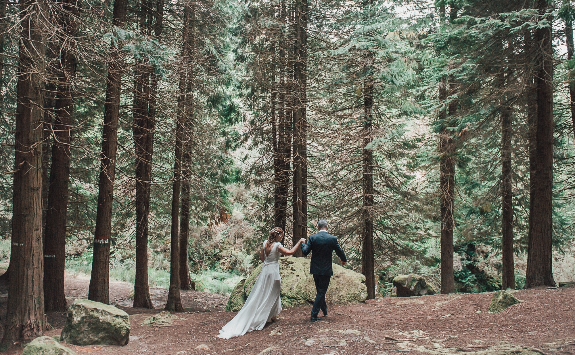 Casal a andar no meio do bosque