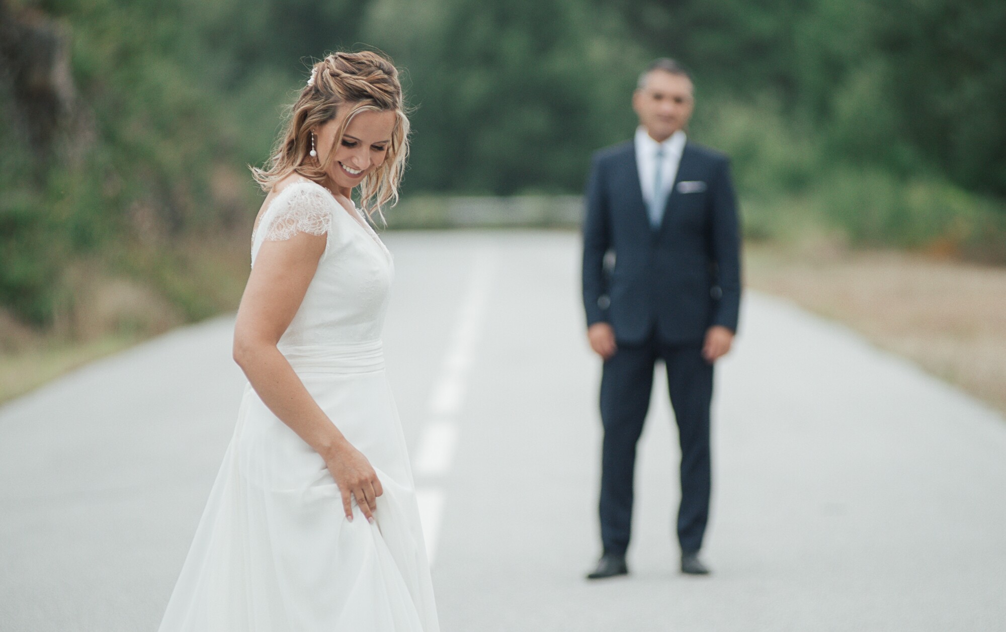 Joana a olhar para o vestido e o Rui lá atrás