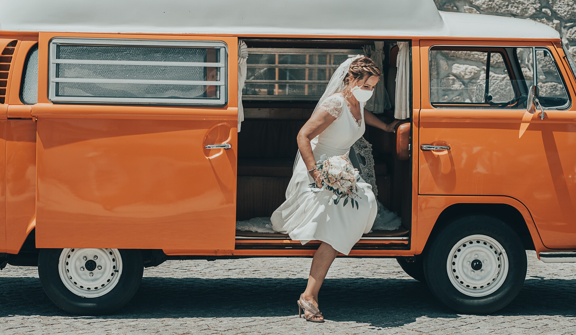 Noiva a sair do carro do casamento