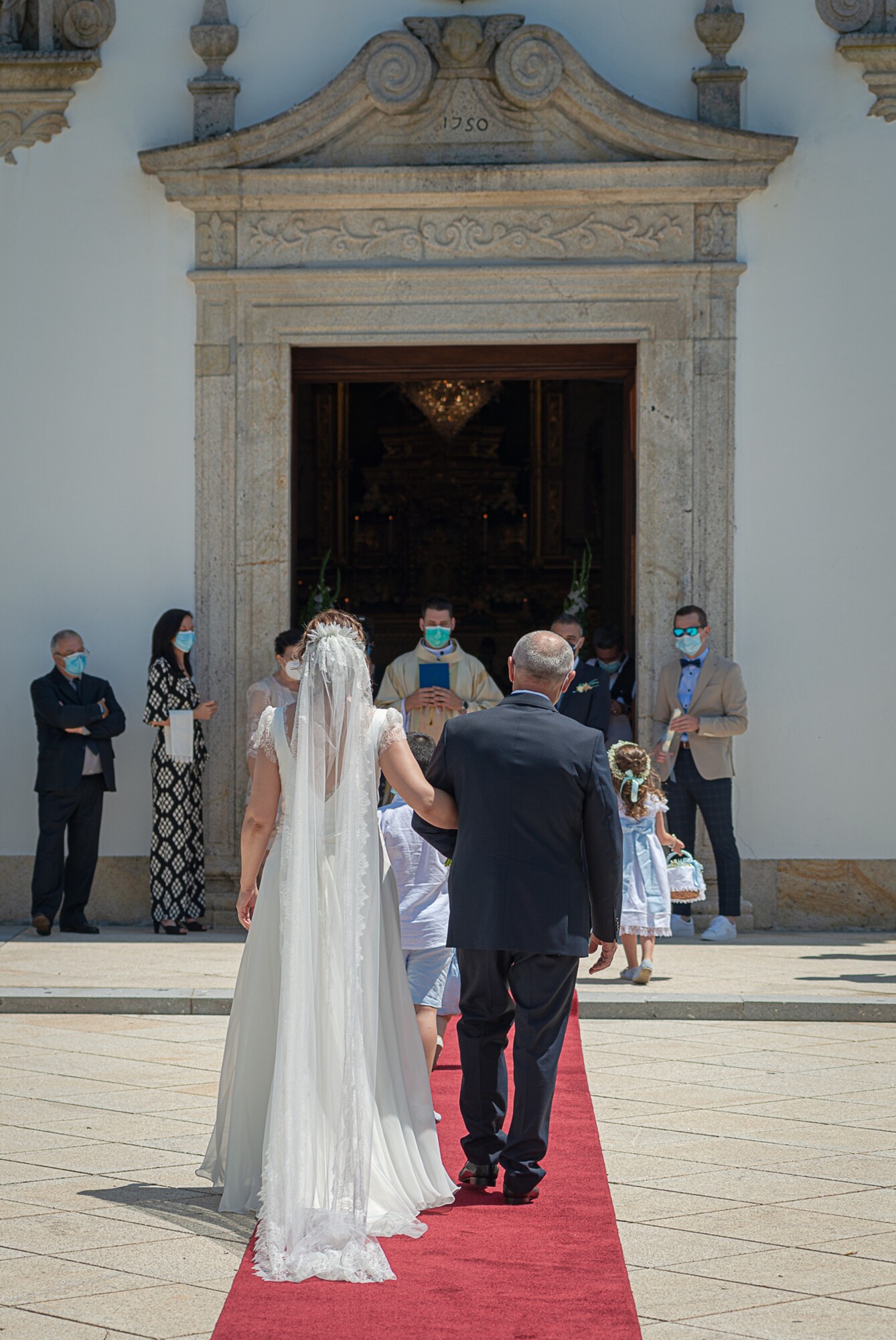 Noiva a entrar na igreja