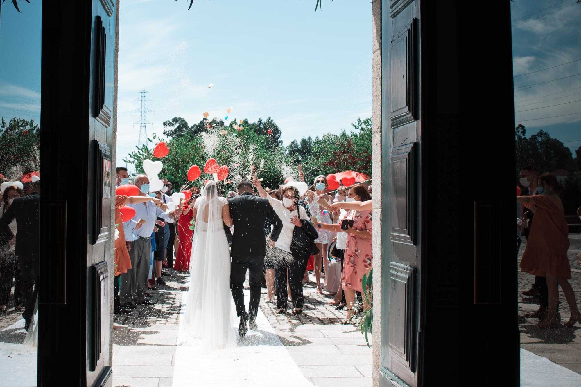 Noivos a saírem da igreja