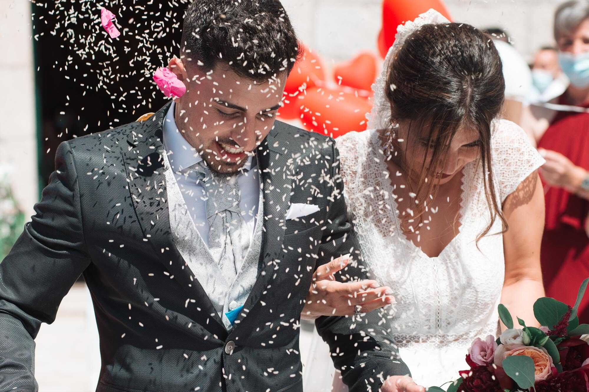 Close up dos noivos fora da igreja