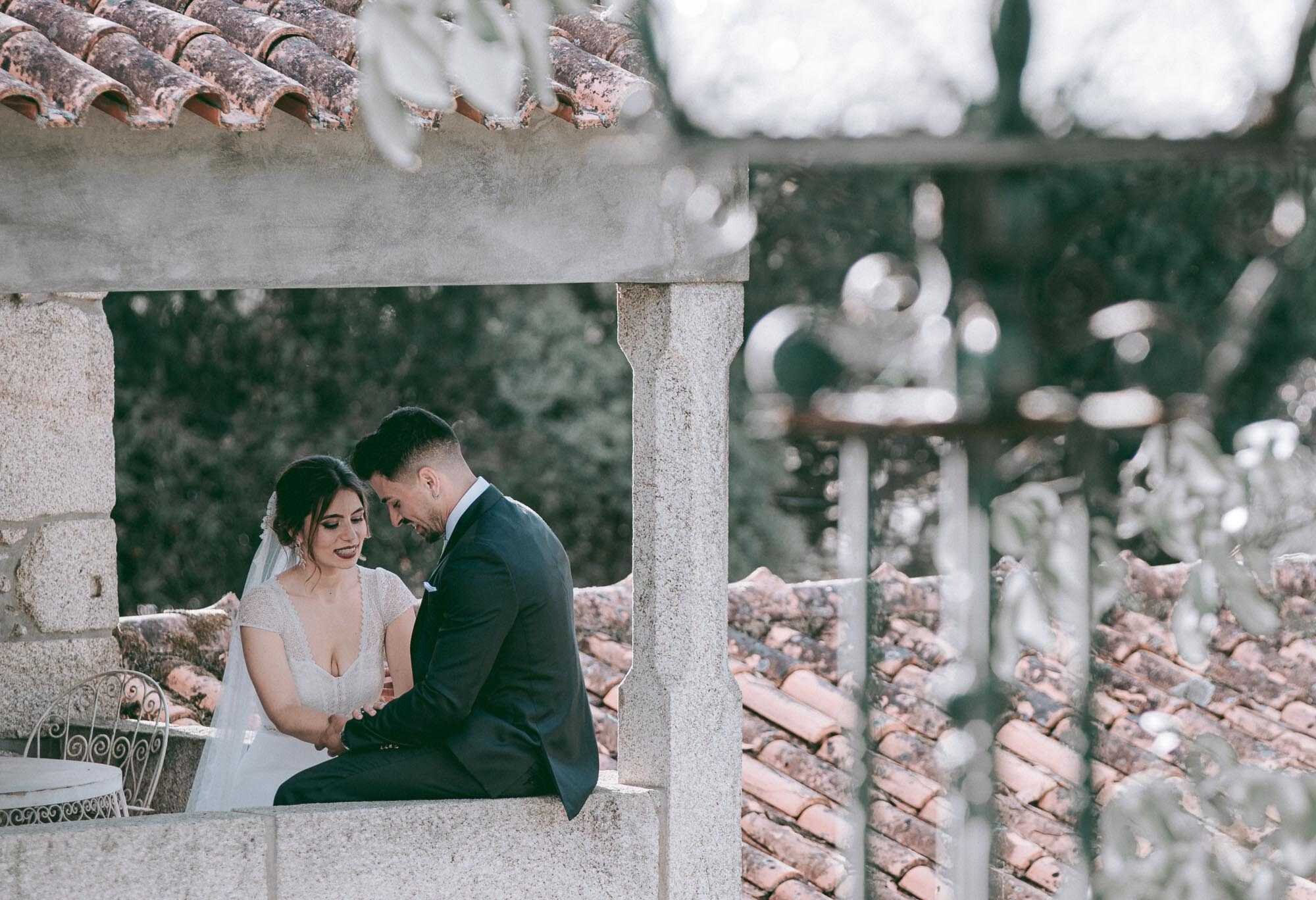 Casal a conversar na casa