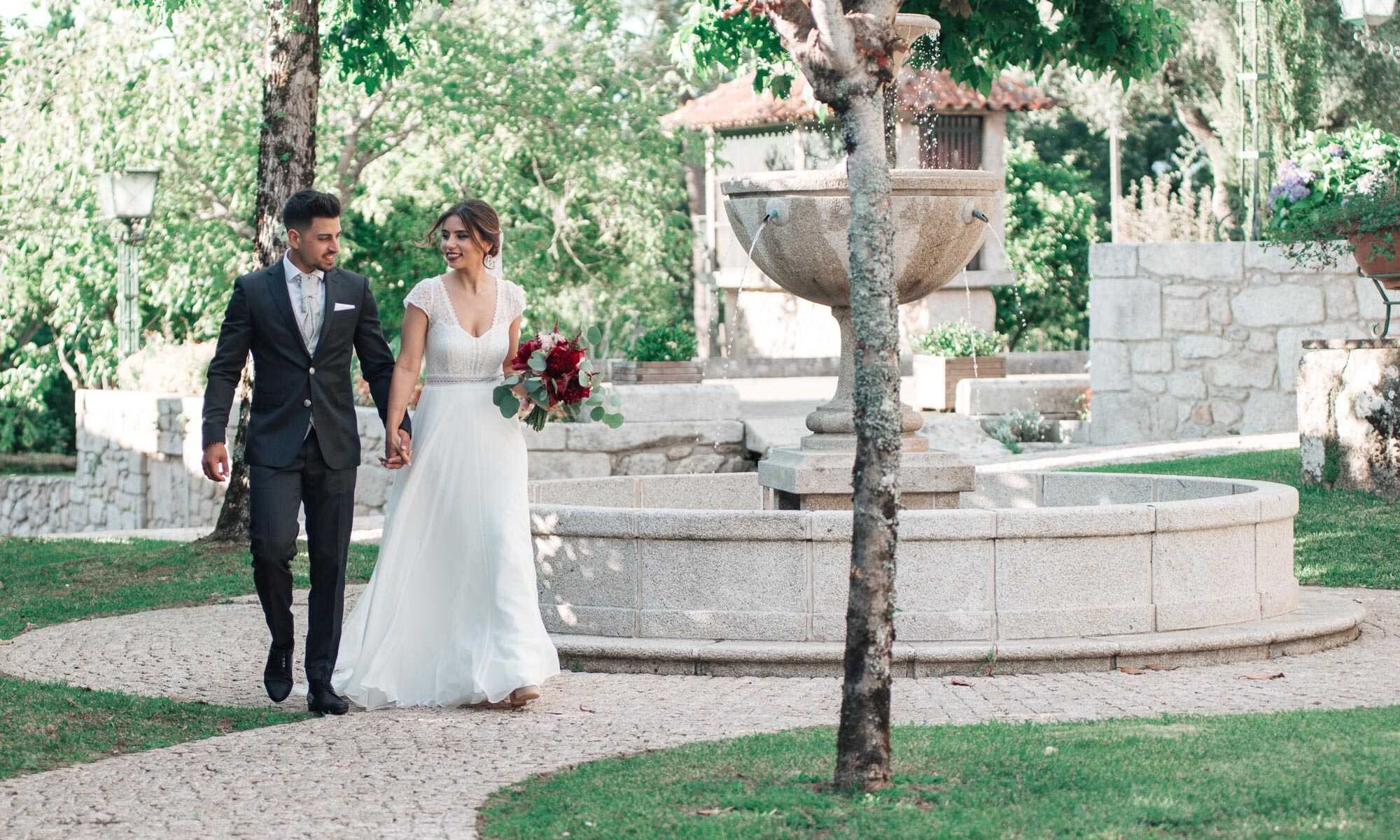 Casal a caminhar no jardim da quinta
