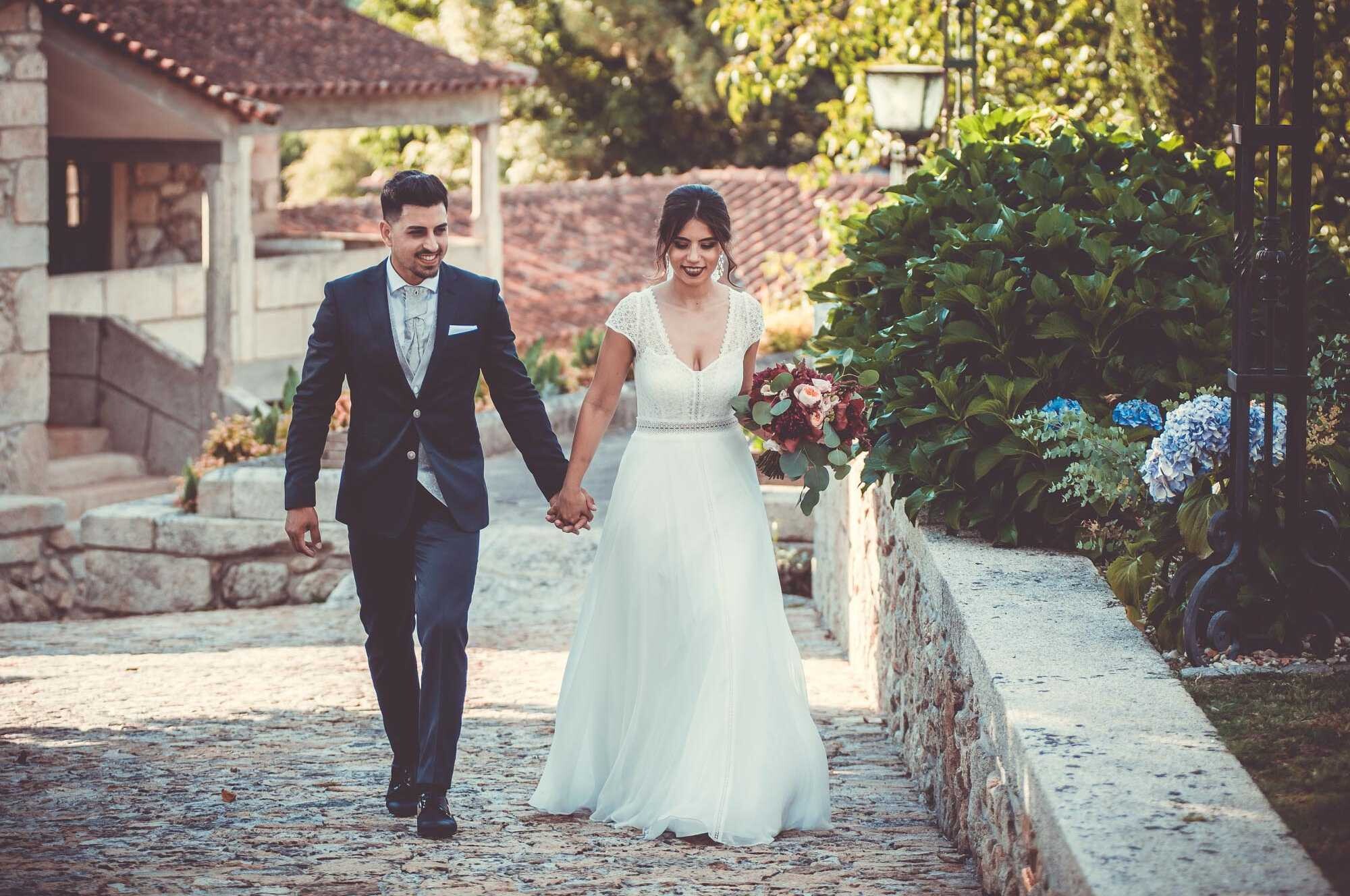 Casal a caminhar de mãos dadas pela a Quinta