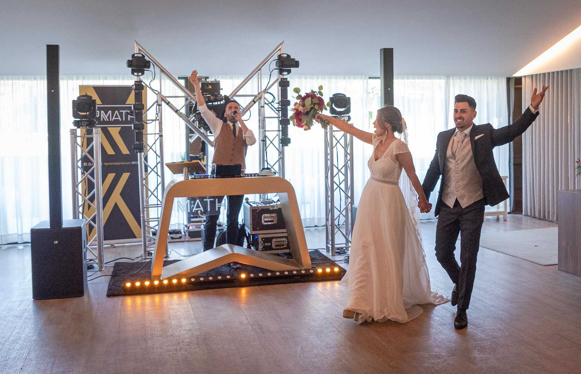 Casal a beira do DJ da festa