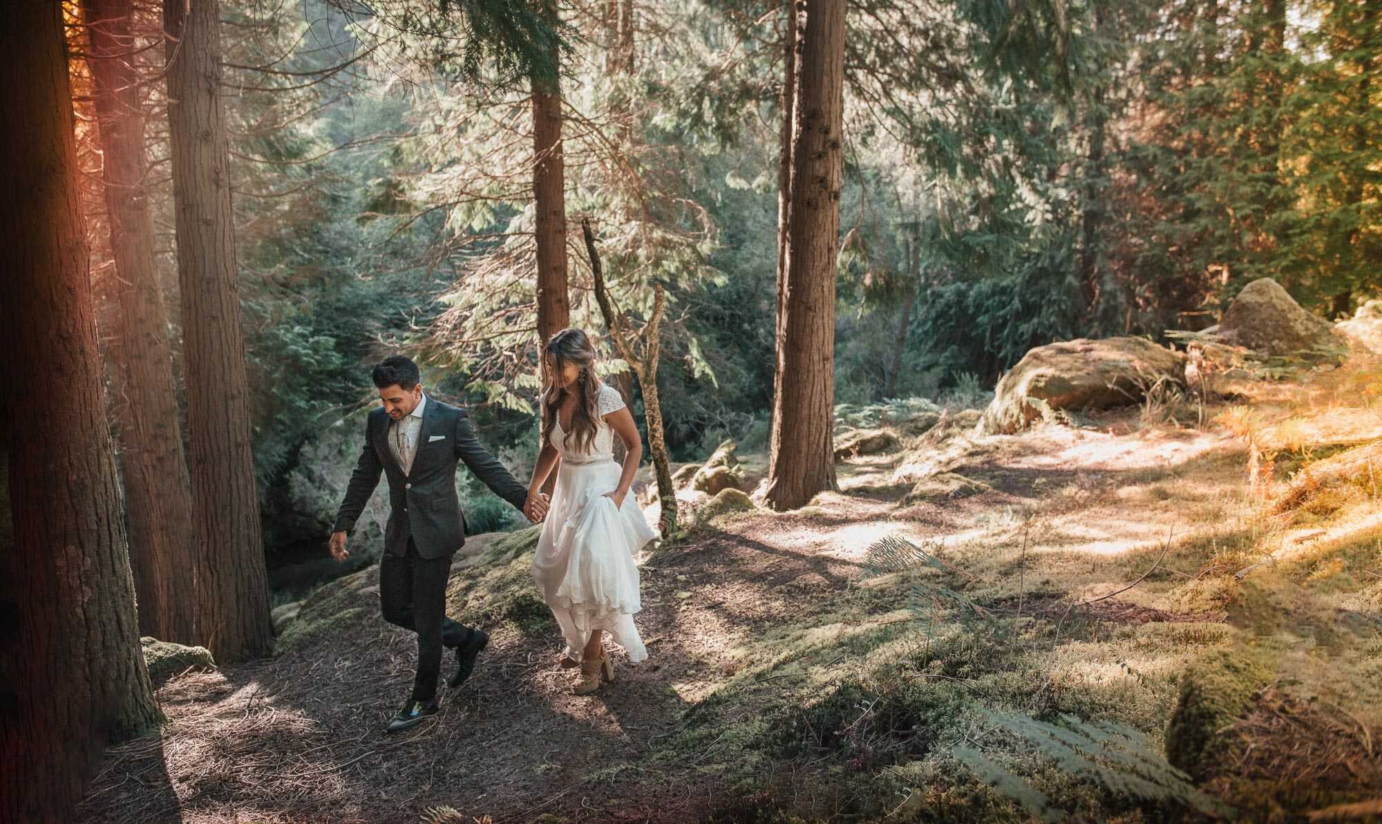 Casal a correr no bosque de mãos dadas