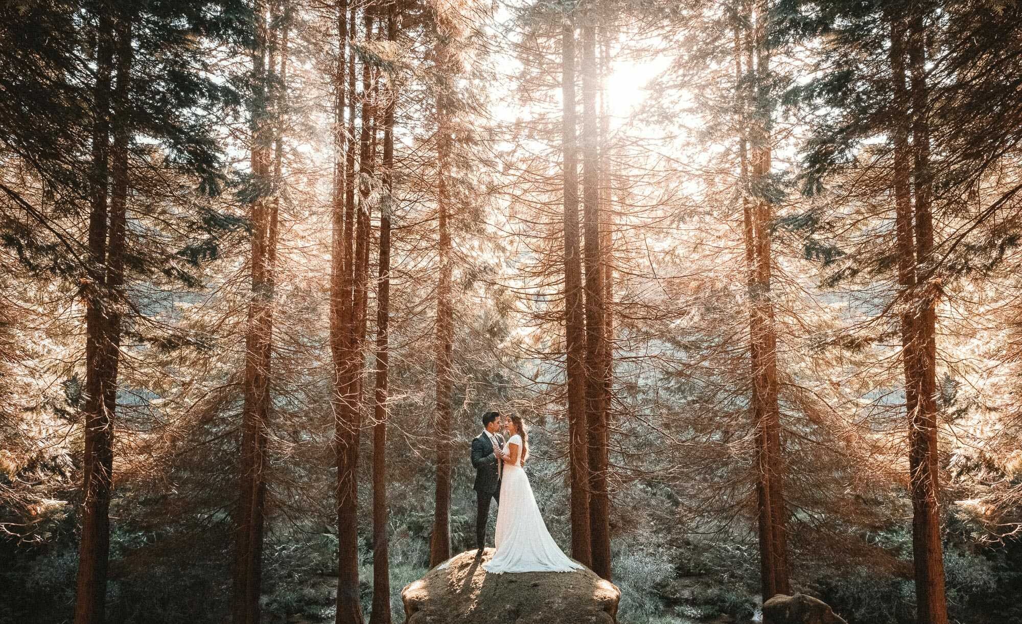 Casal de mãos dadas em cima da pedra
