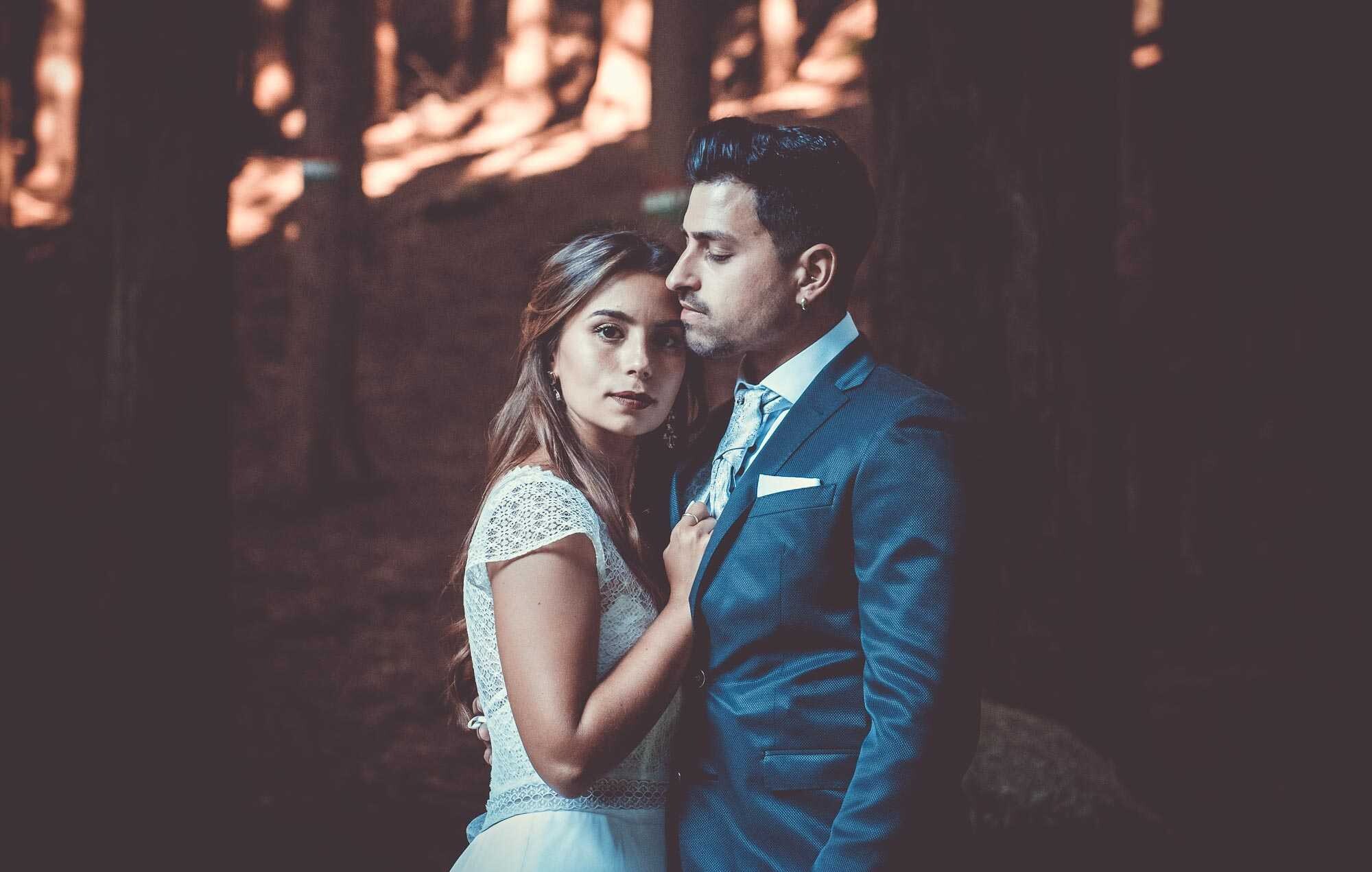 Mulher encostada ao Esposo 