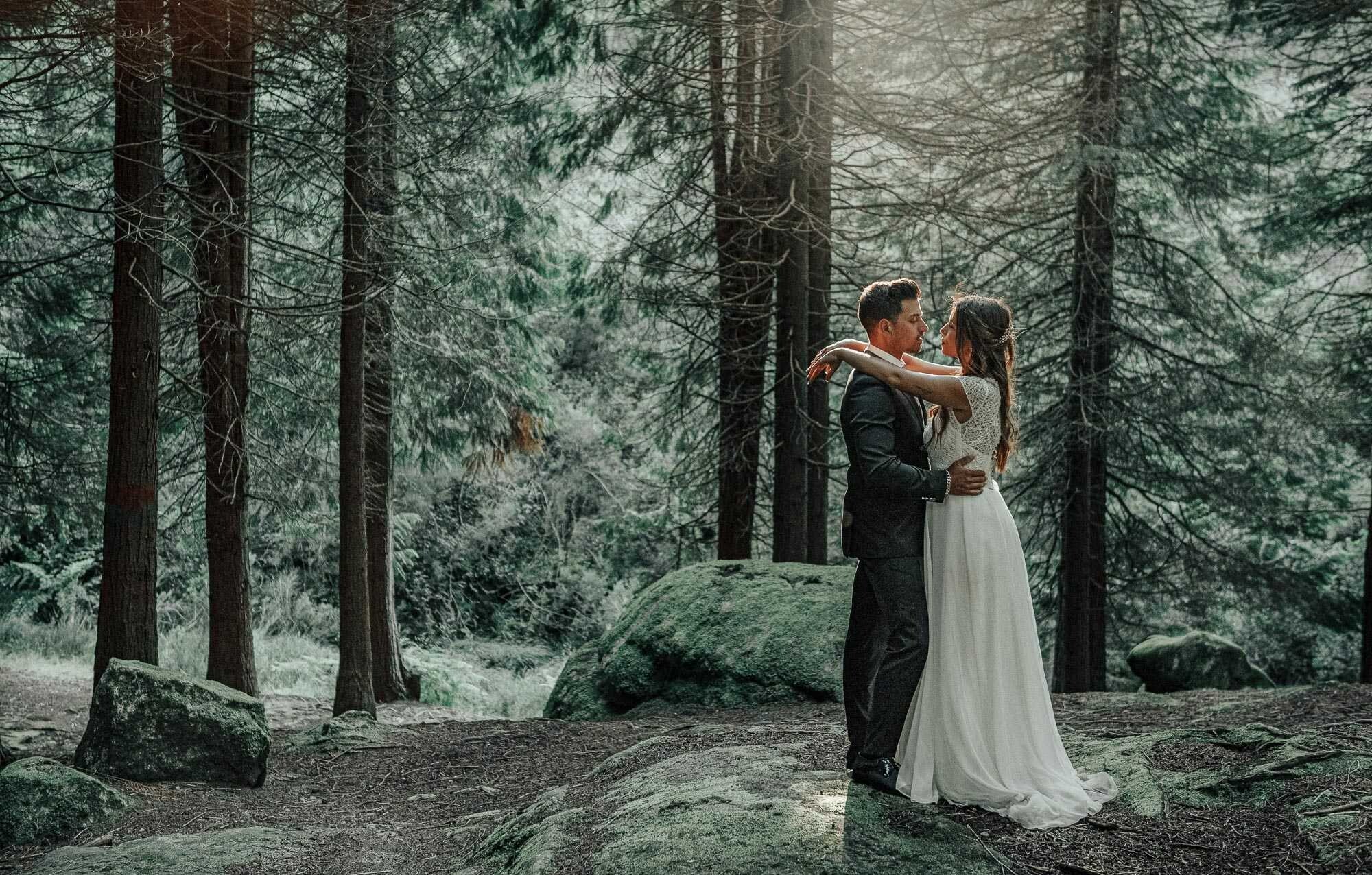 Homem com as mãos na cintura da Esposa enquanto os braços dela estão em cima dos ombros dele