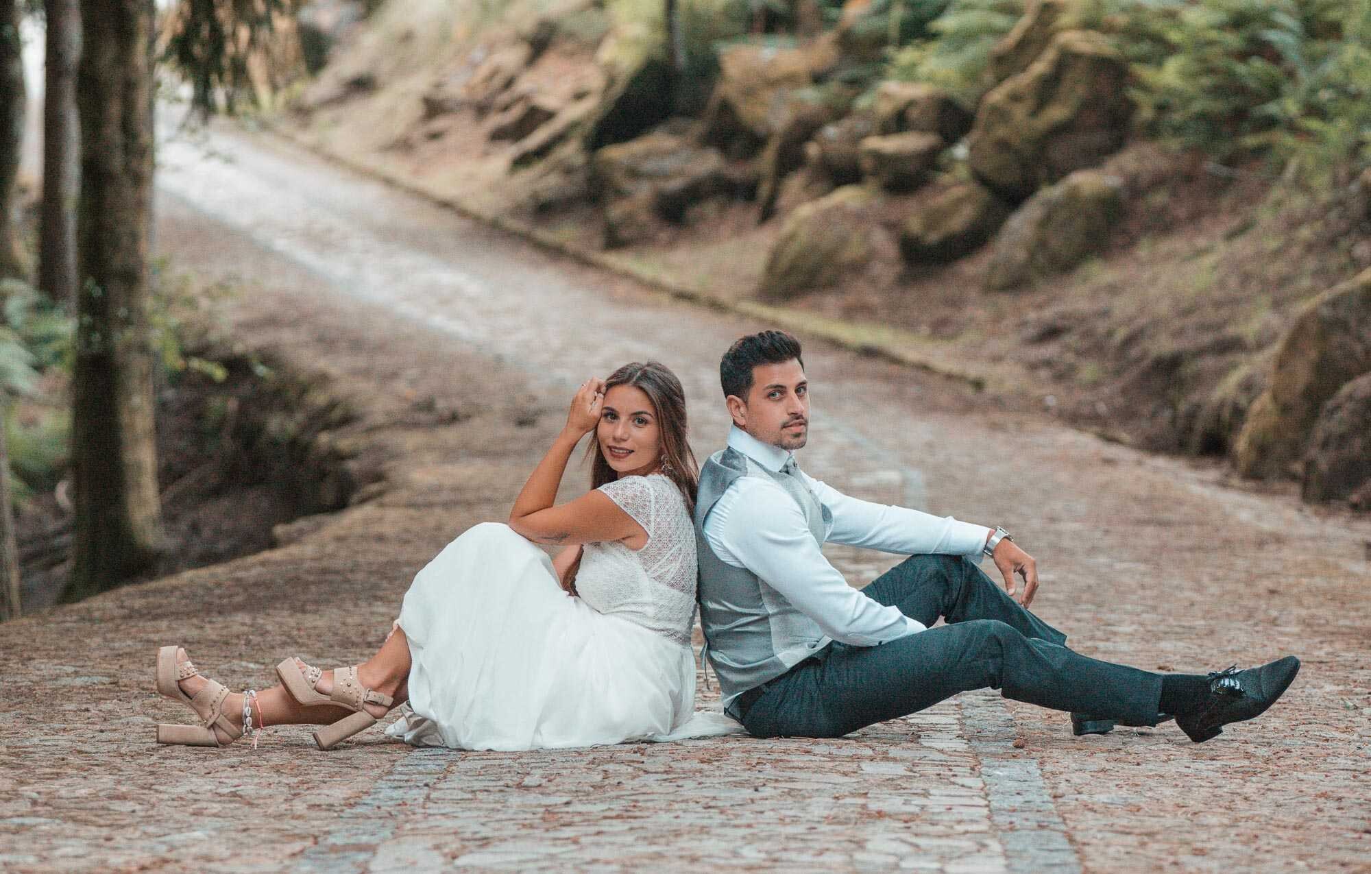 Casal sentado na estrada de pedra