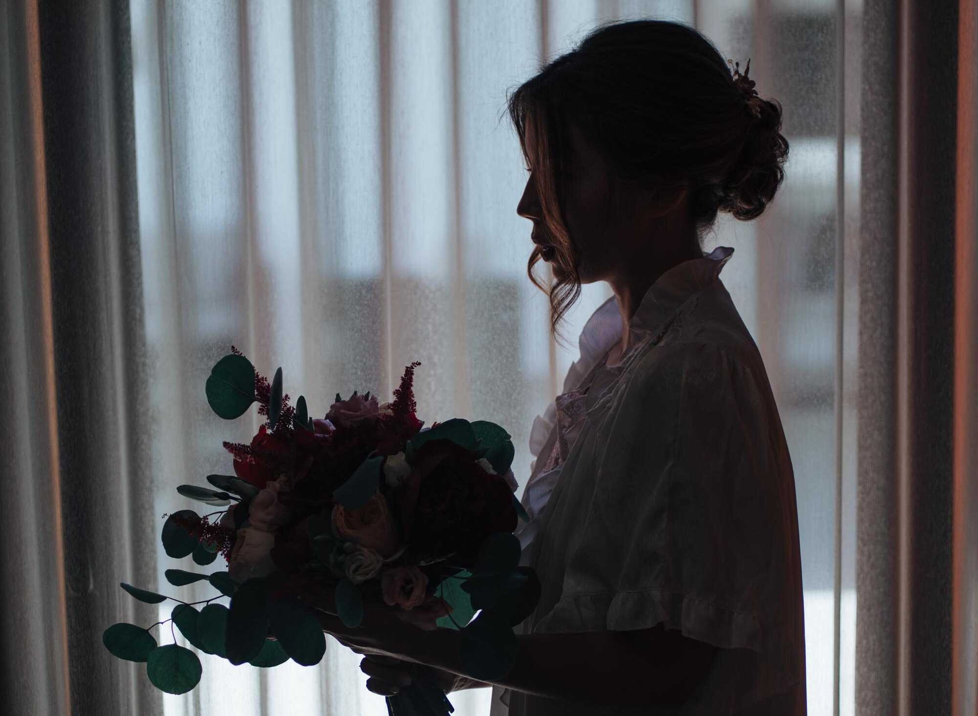 Contraste da Noiva a segurar o buque de flores