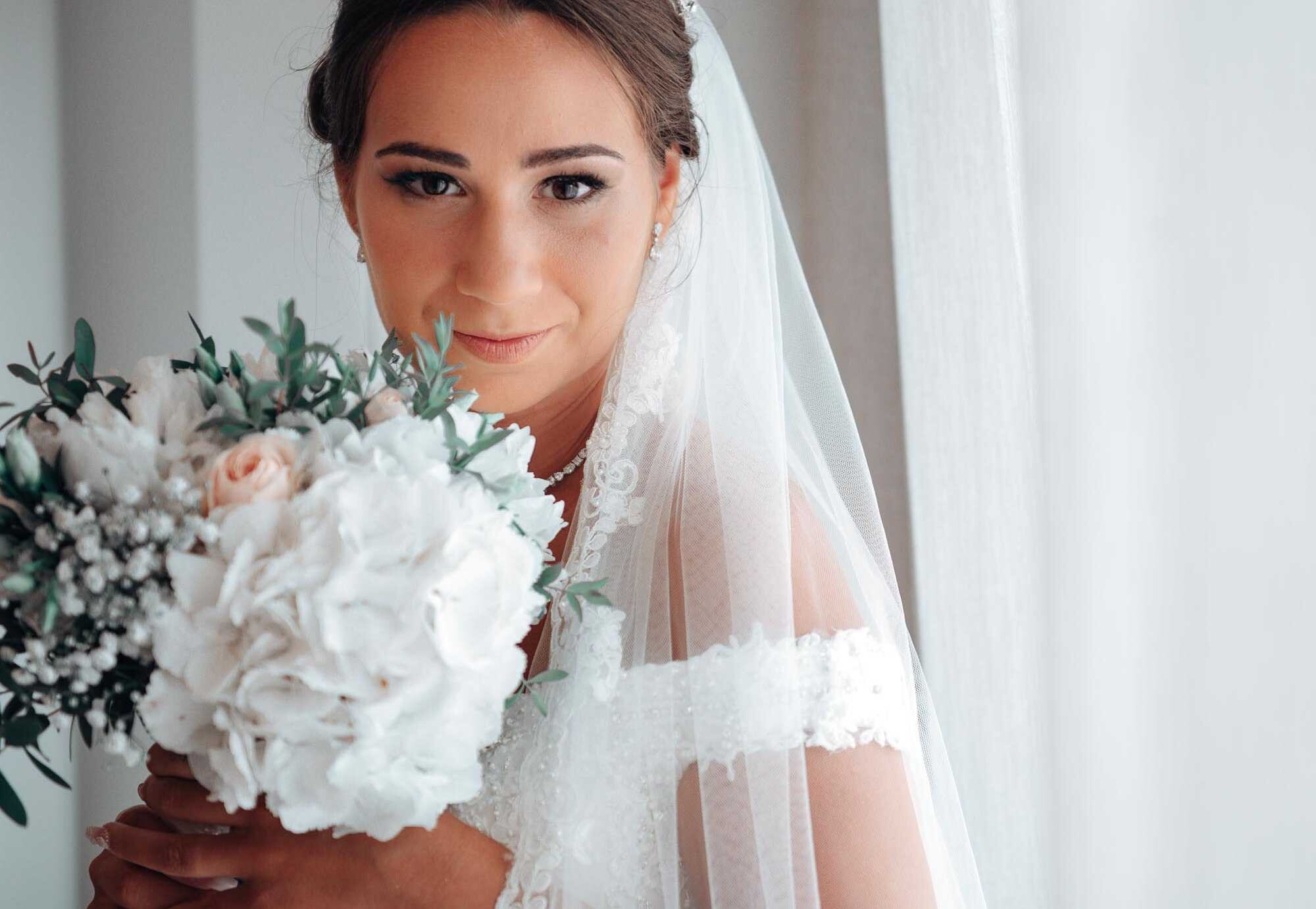 Noiva a segurar o buque