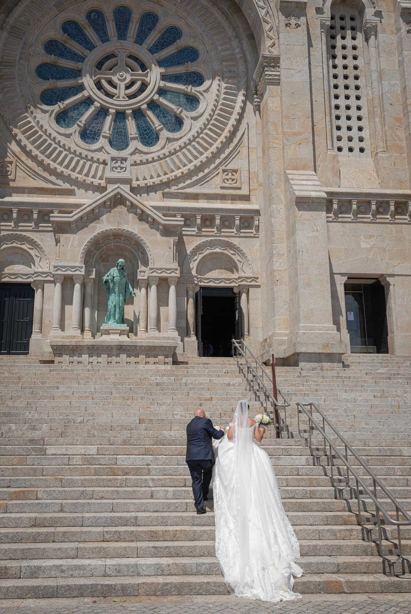 Noiva a entrar a subir as escadas para entrar na igreja