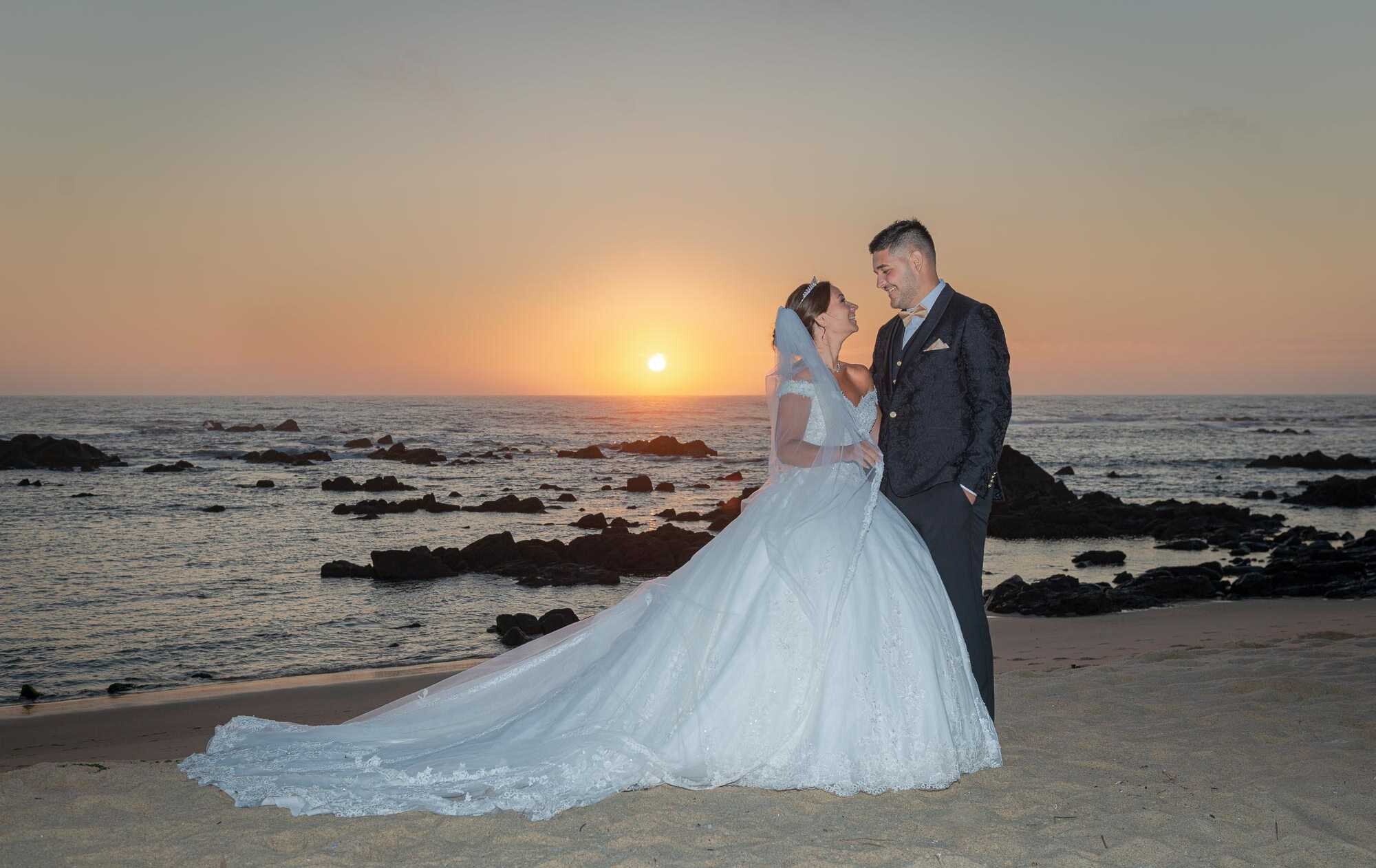 Casal na praia e a olharem um para o outro
