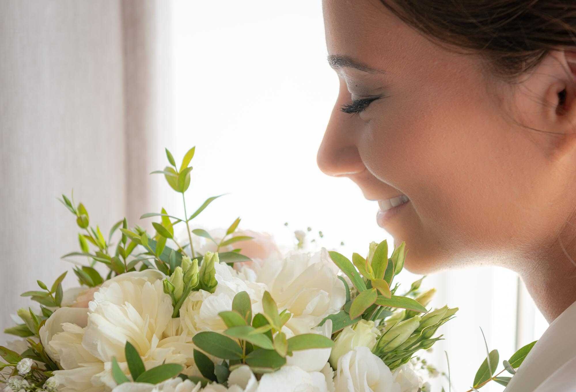 Noiva a cheirar as flores