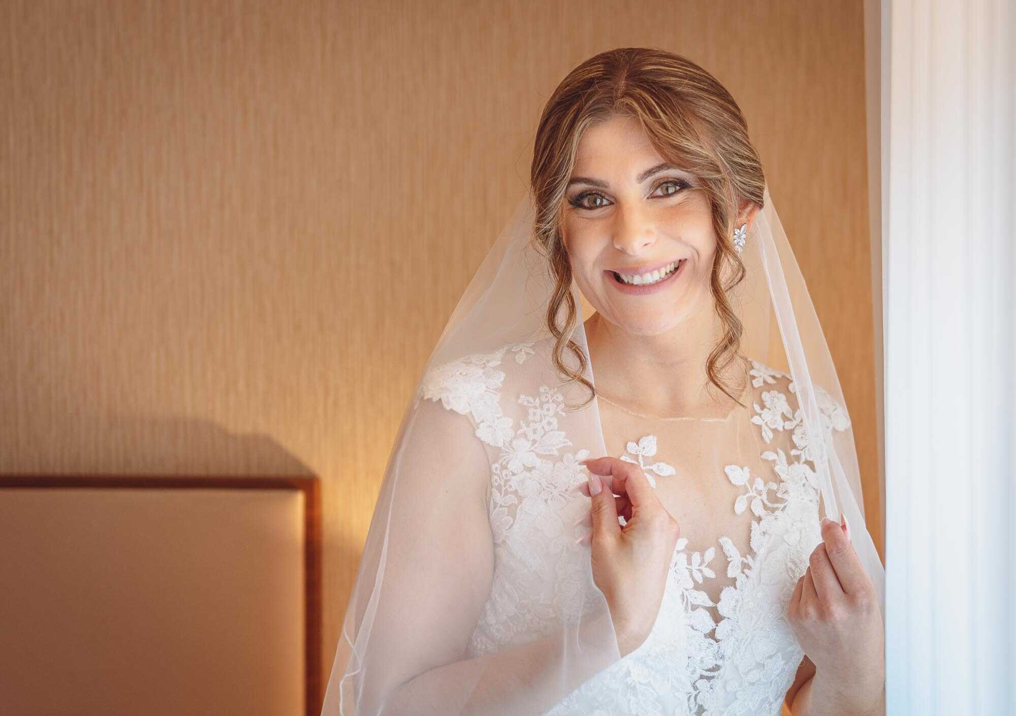 Noiva a segurar no véu