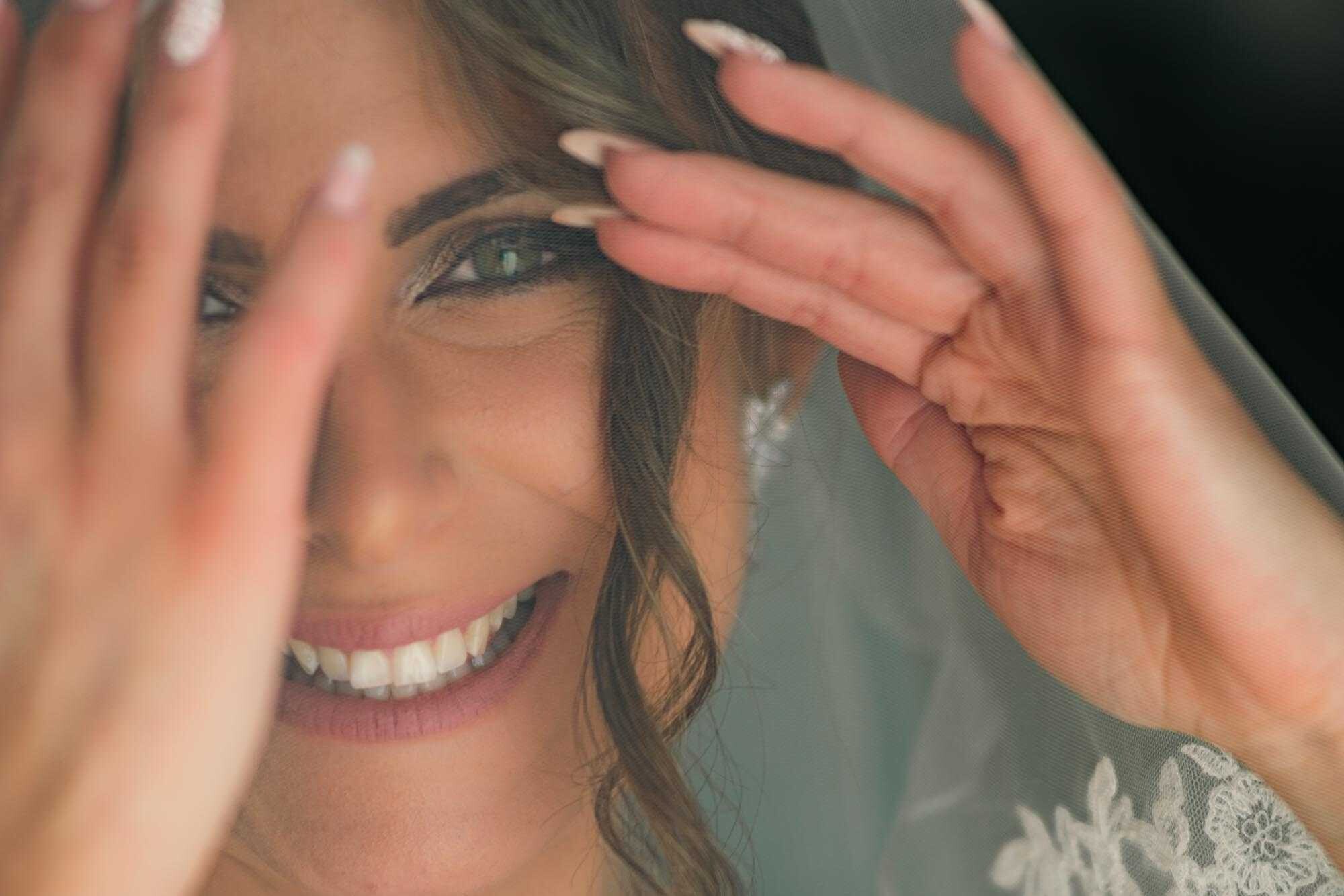 Close Up da Noiva a tirar o cabelo da frente do rosto