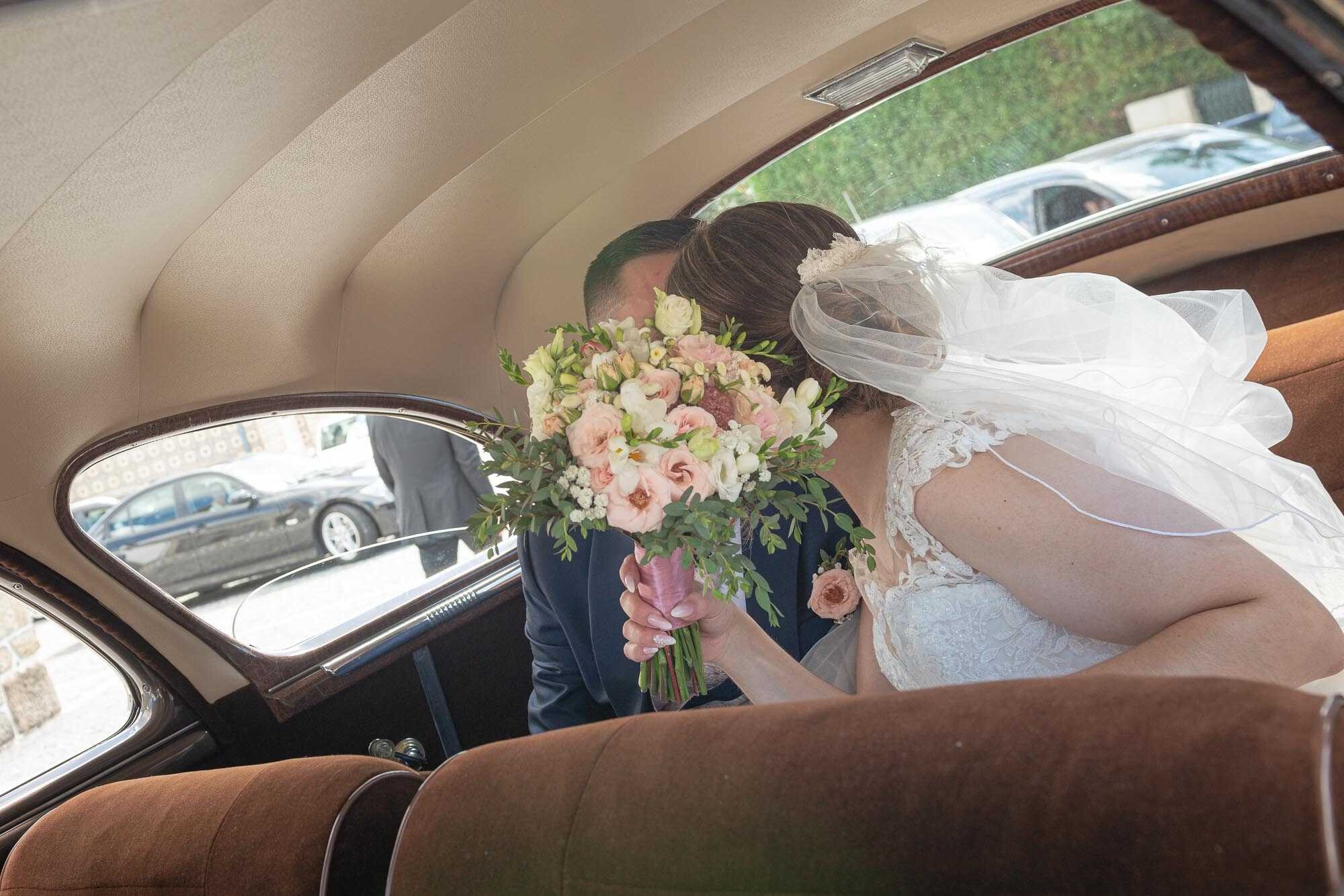 Noivos dentro do carro