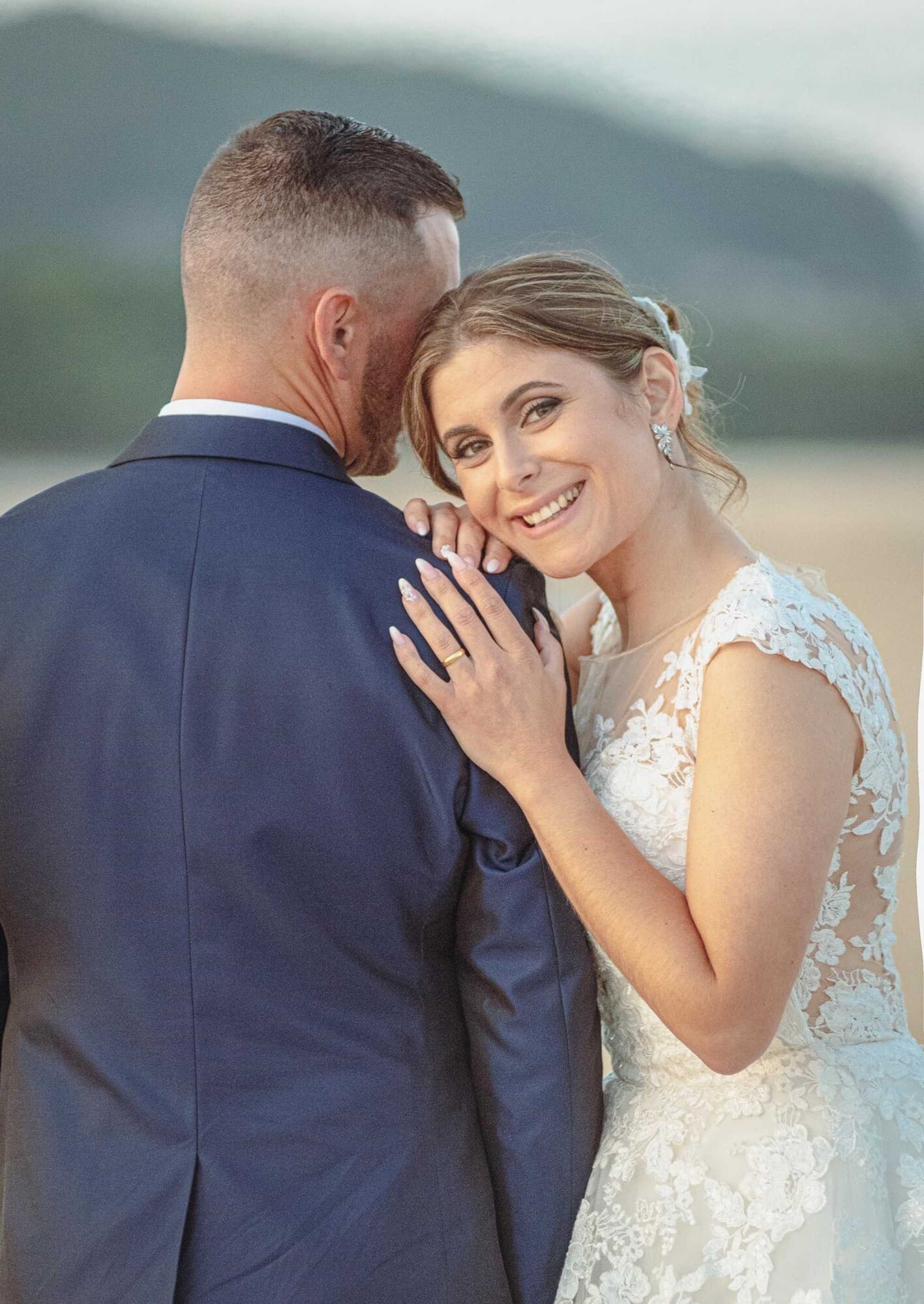 Homem de costas enquanto a Mulher se apoia no ombro dele