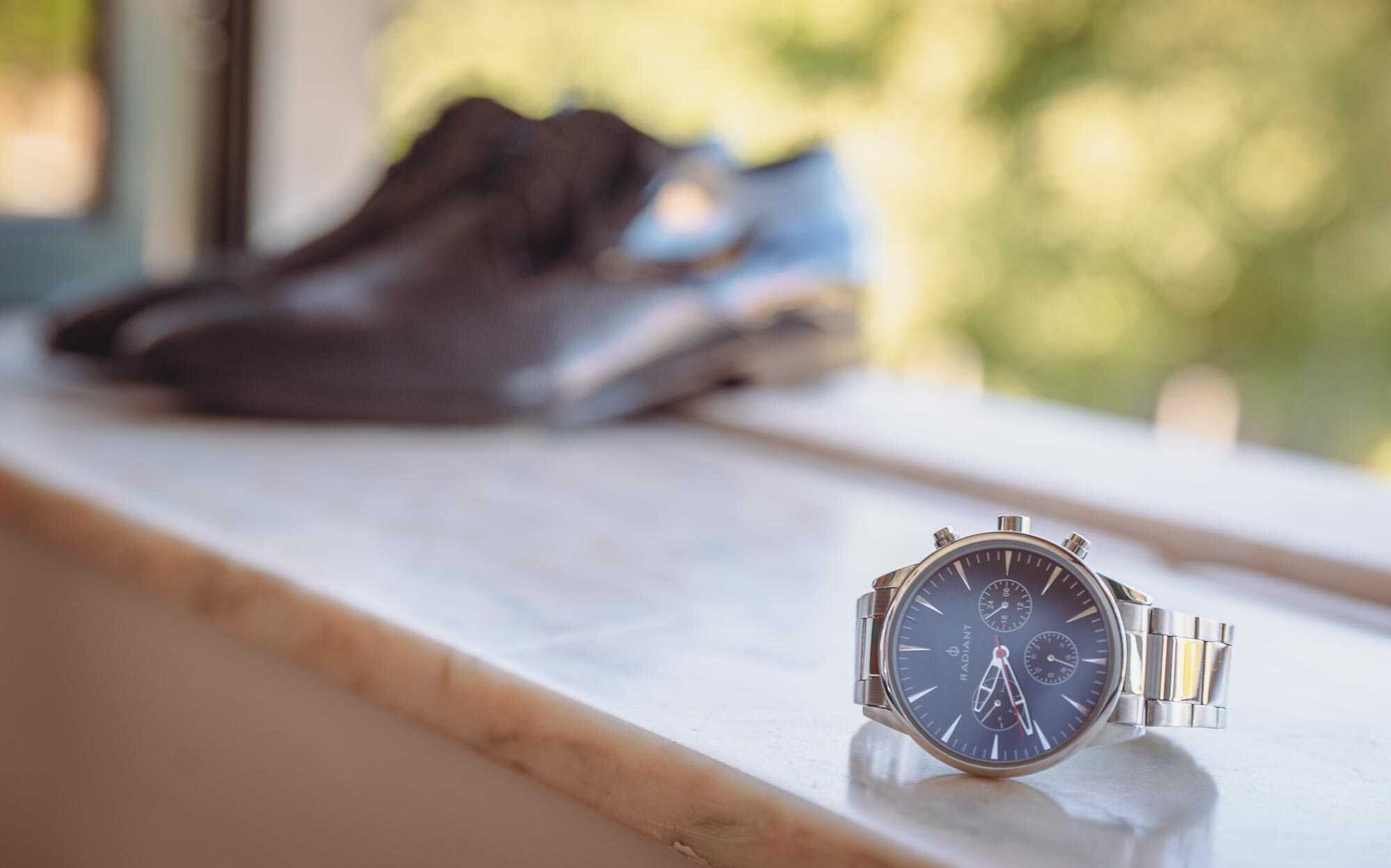 Pormenores do relógio de dos sapatos do Noivo