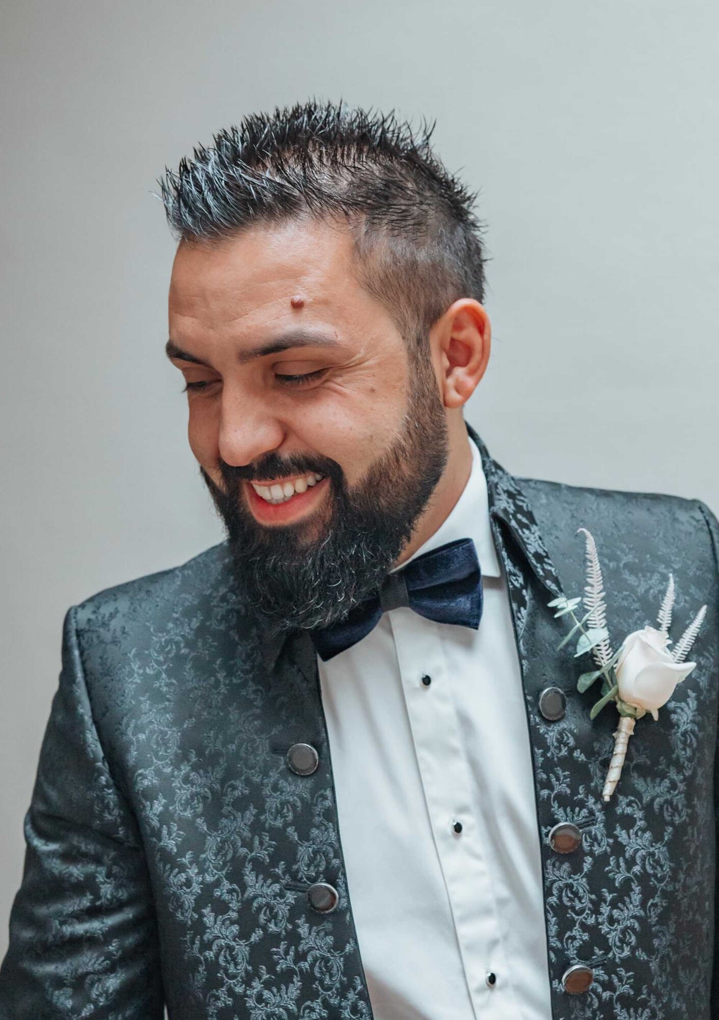 Noivo a sorrir para o lado