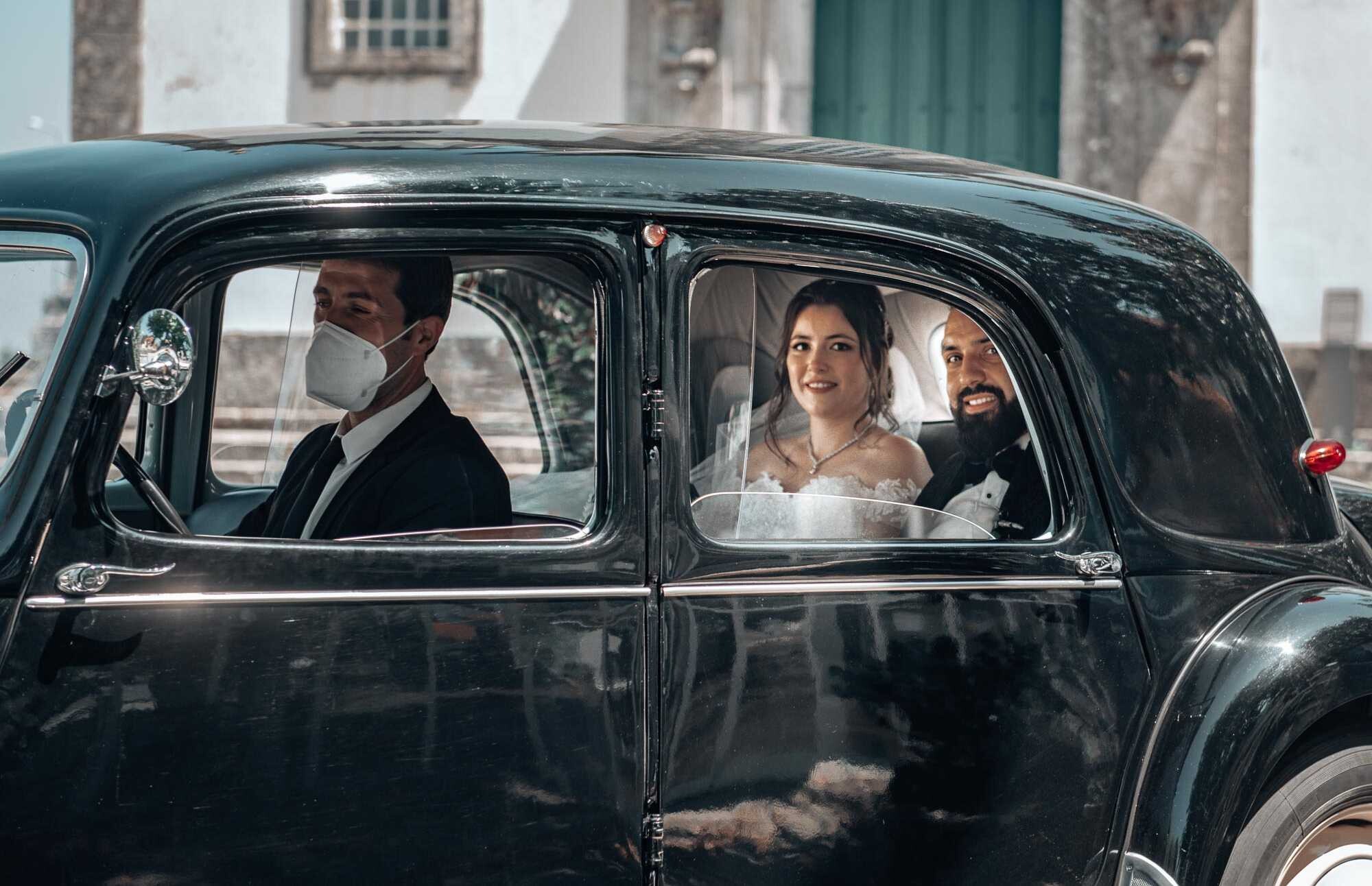 Casal dentro do carro a ir para o restaurante