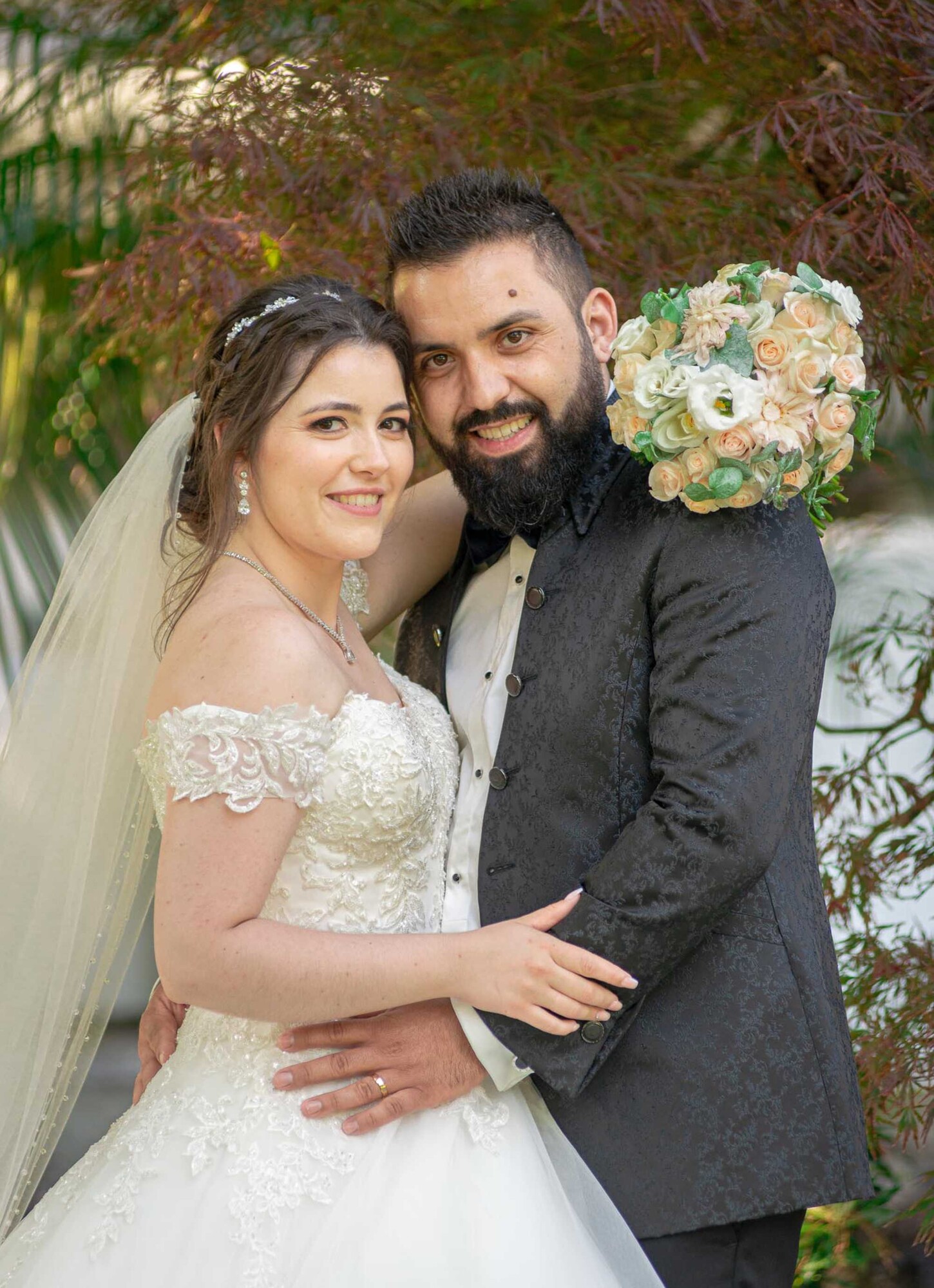 Casal a dar um abraço