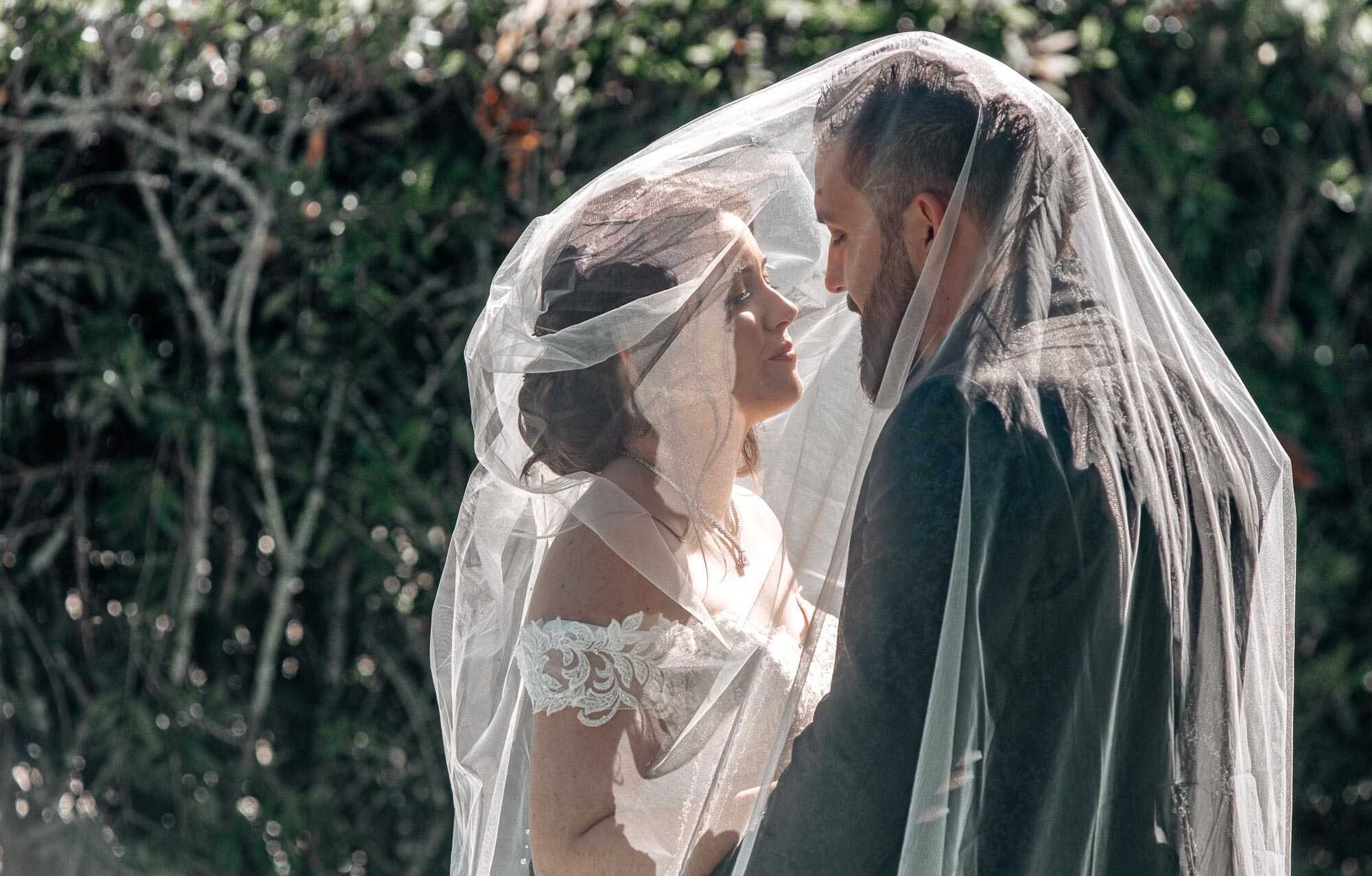 Casal dentro do véu 
