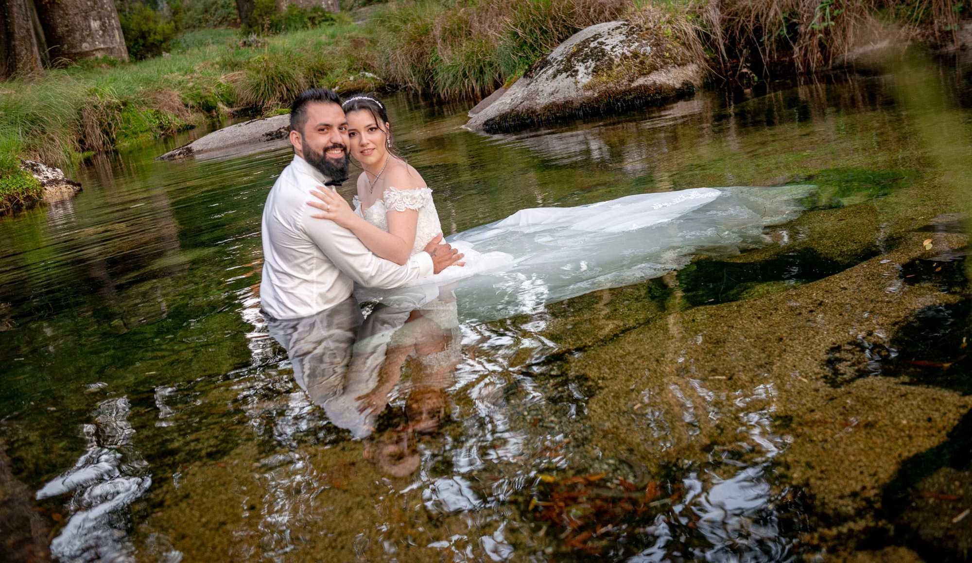 Pós Casamento :: Casal dentro do lago a dar um abraço