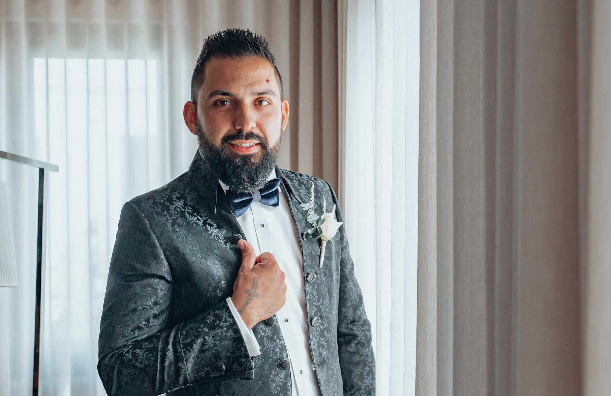 Noivo a segurar no fato