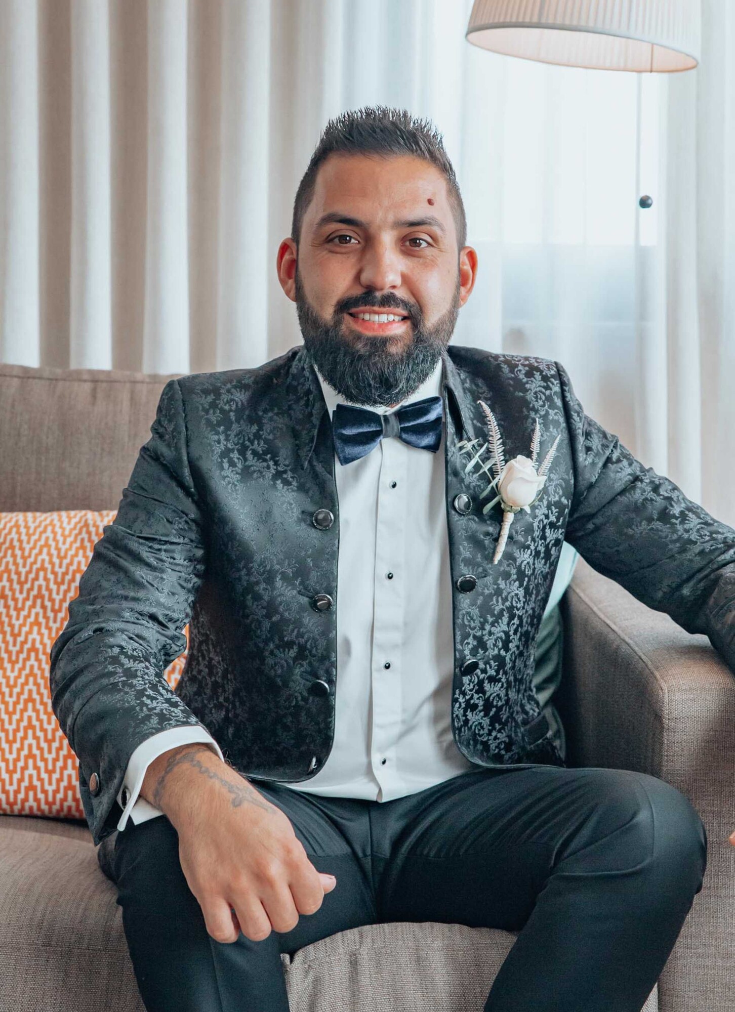 Noivo sentado na poltrona