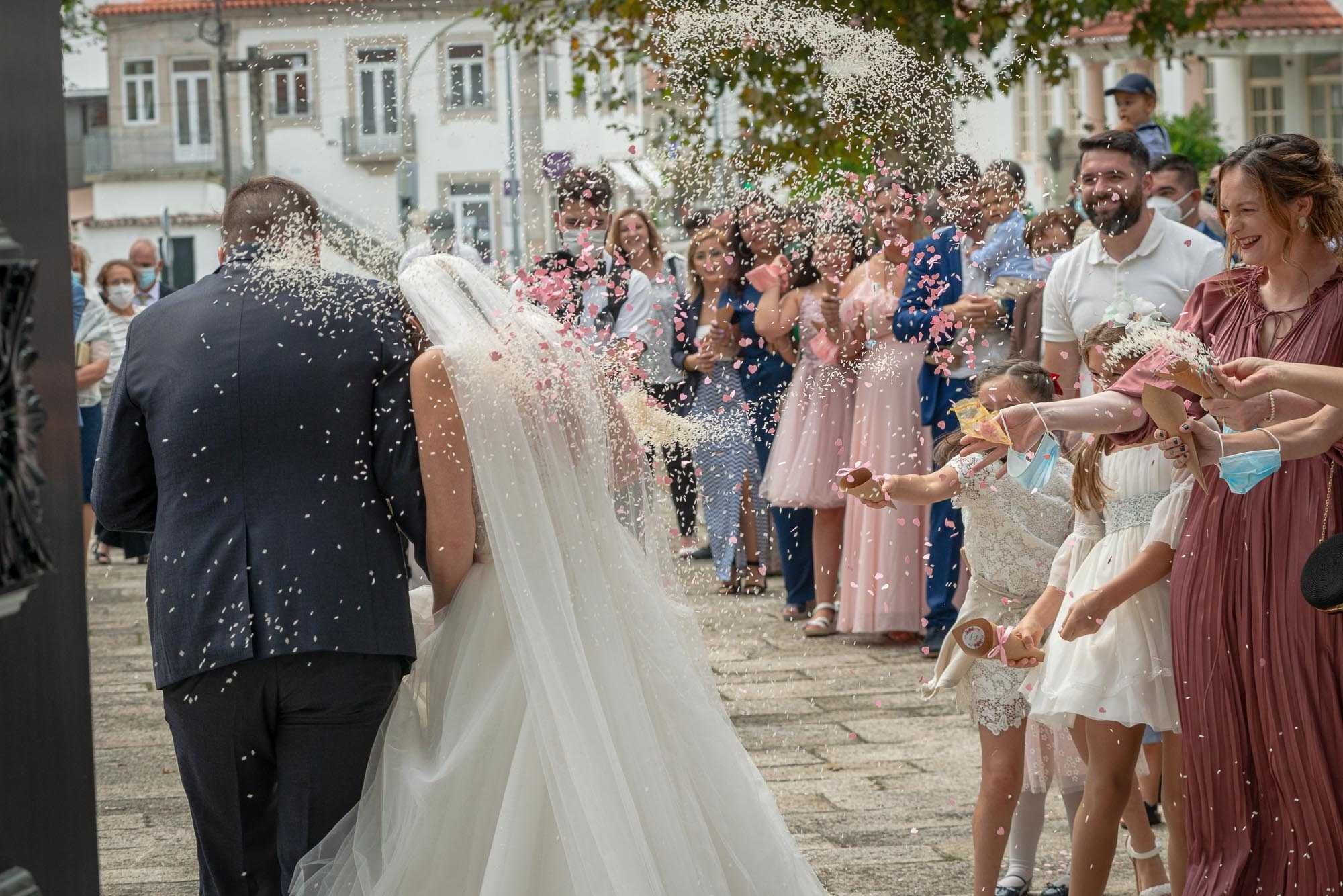 Casal a sair da igreja