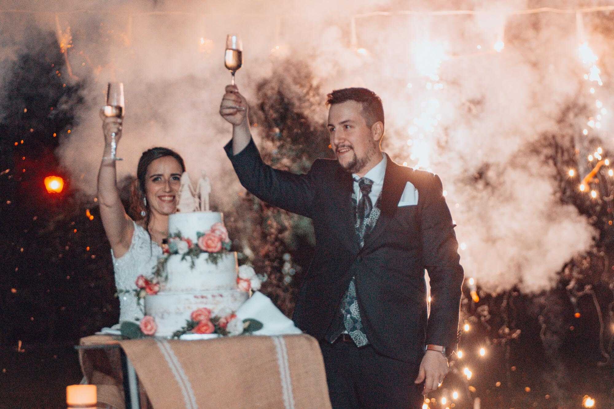 Casal a fazer um brinde