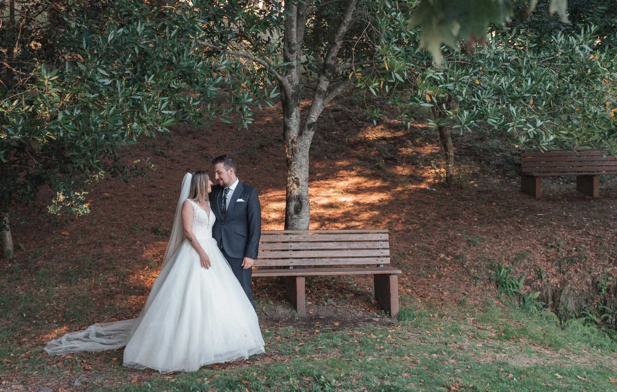 Pós Casamento :: Casal a olhar um para o outro apaixonadamente num jardim