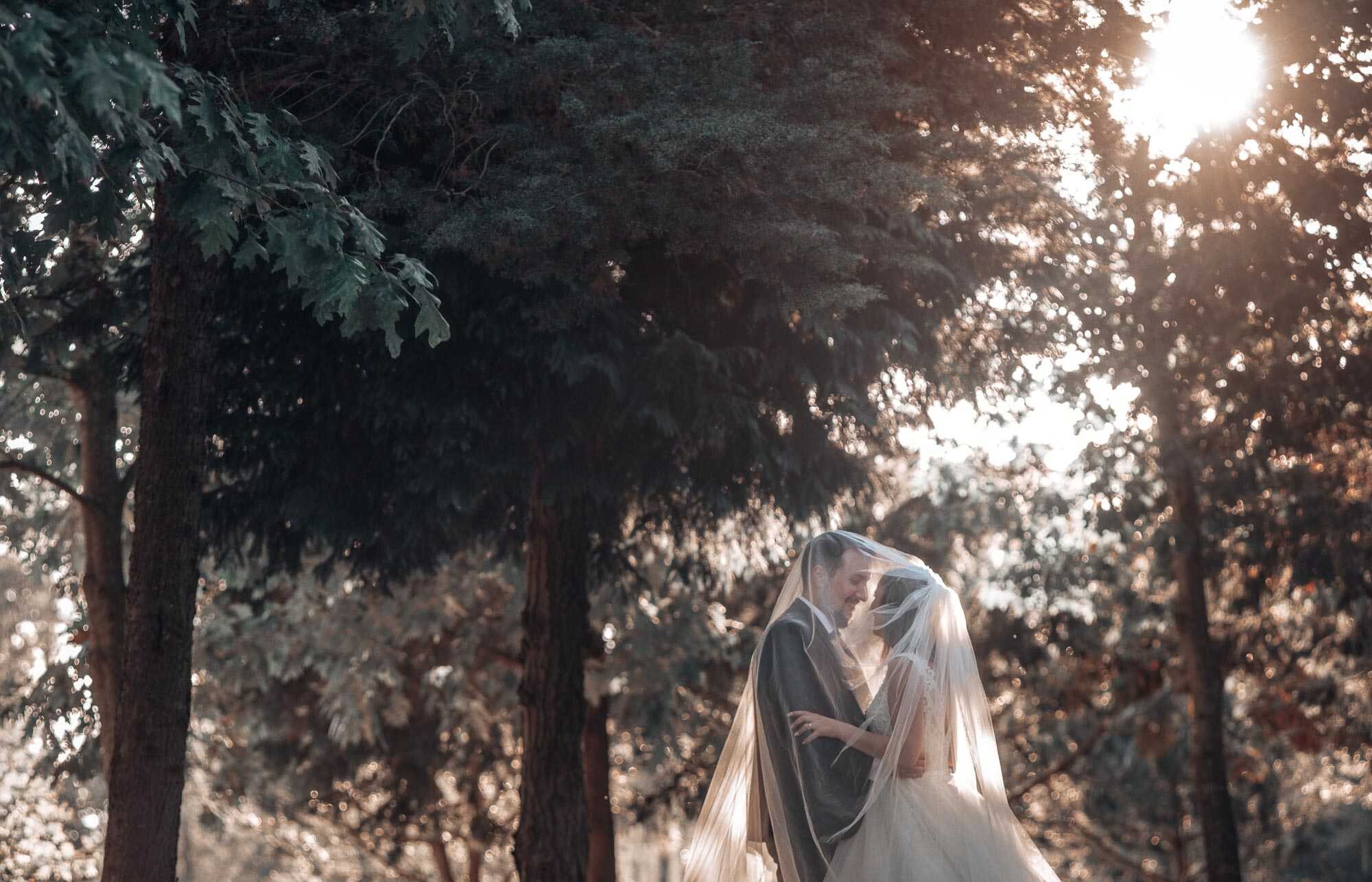 Pós Casamento :: Casal dentro do Véu da Noiva