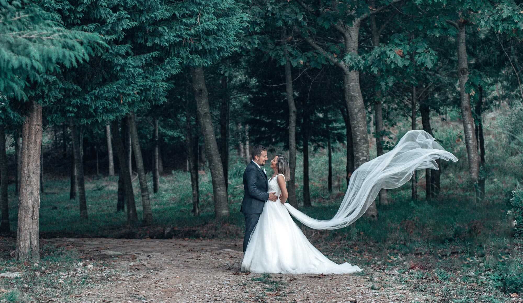 Pós Casamento :: Véu da Noiva a voar enquanto o Casal olha um para o outro apaixonadamente