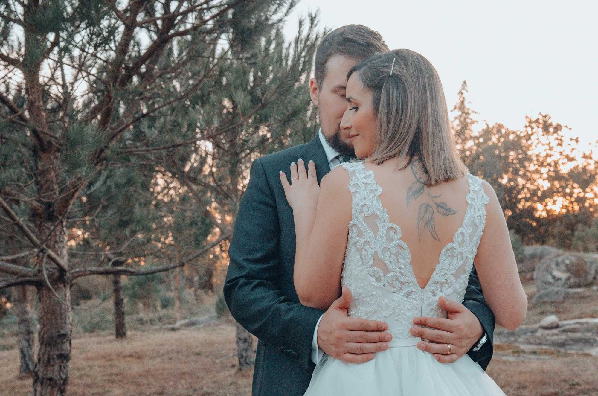 Casal de costas para a camara