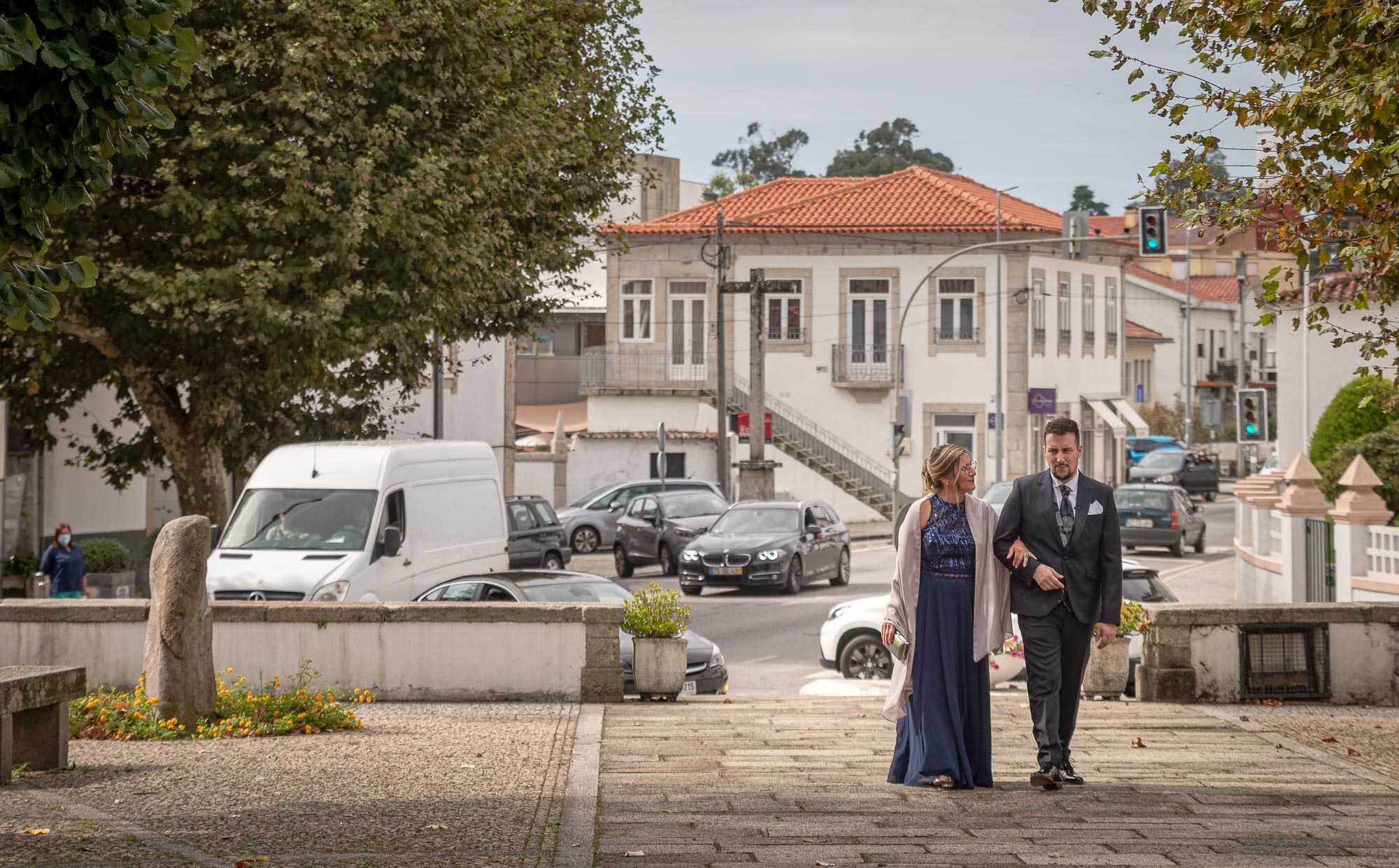 Noivo a passear com a mãe