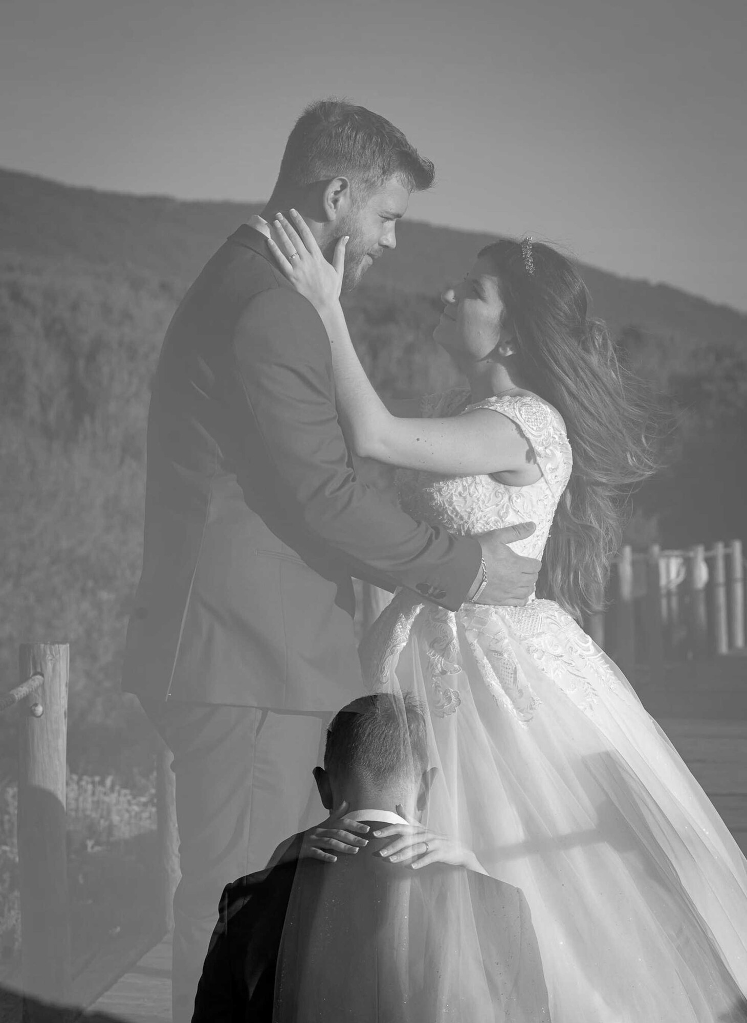 Mulher com a mão no rosto do Esposo e a sorrir para ele