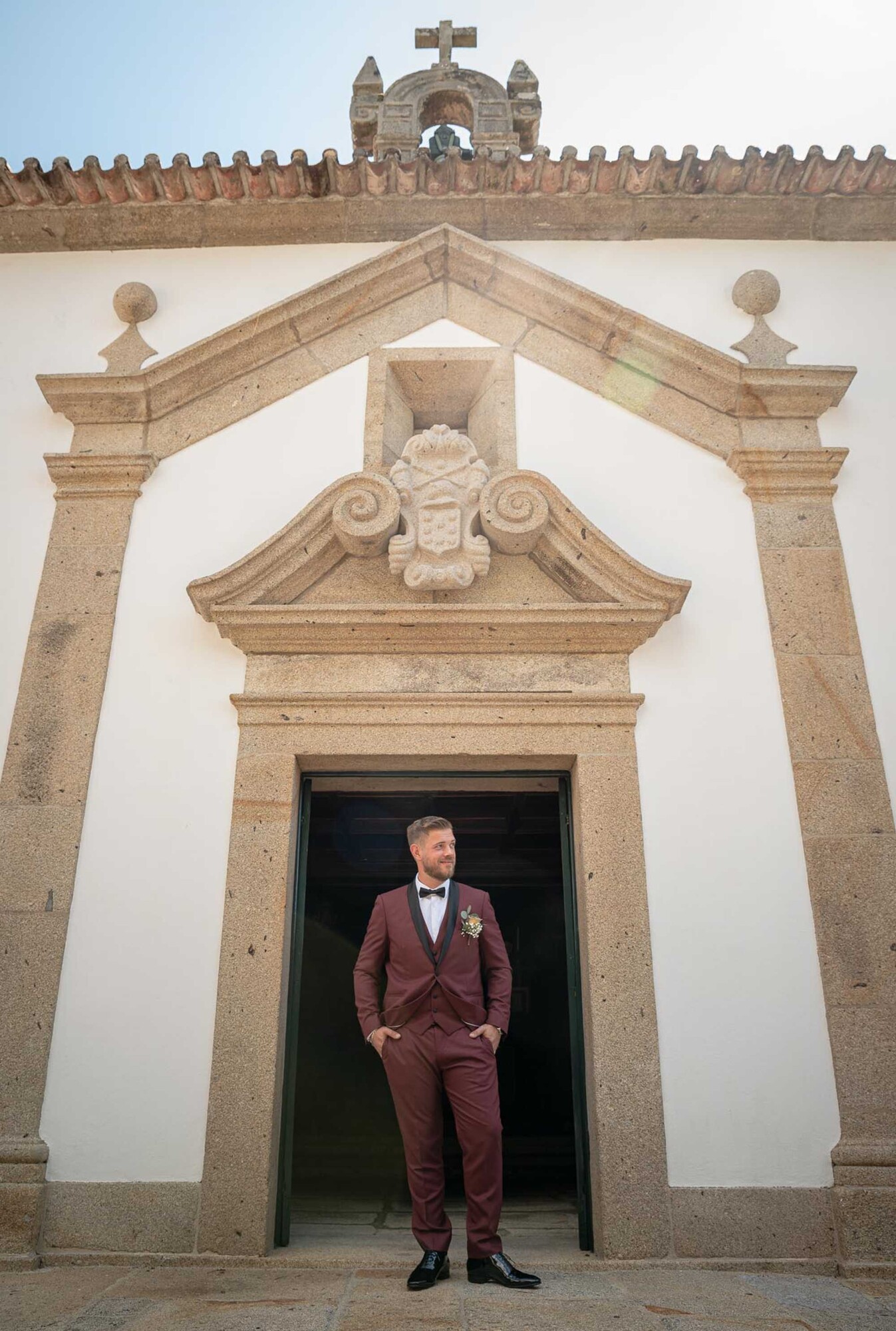 Noivo à frente da capela